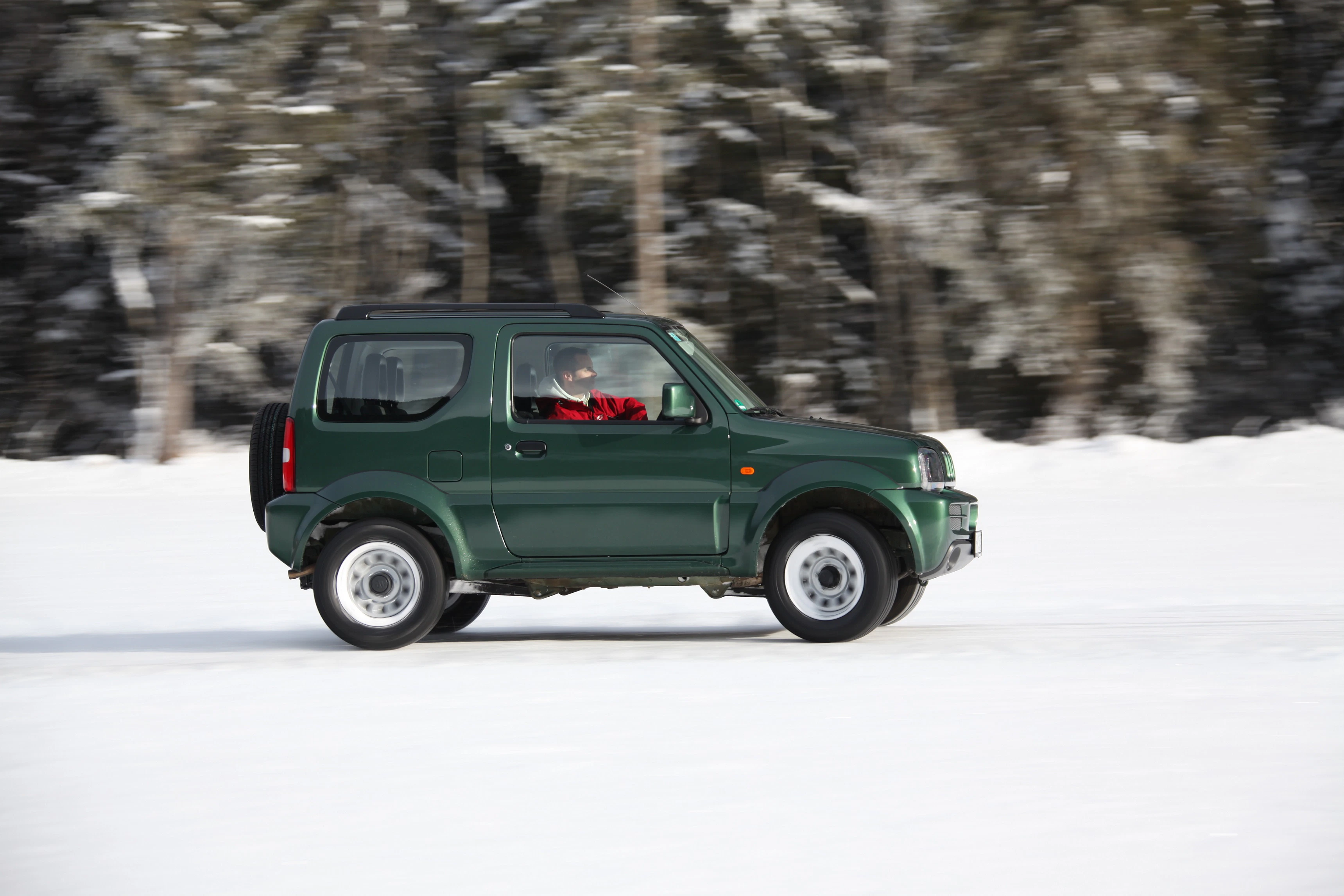 Suzuki Jimny FJ Aussenansicht Seite schräg dynamisch grün