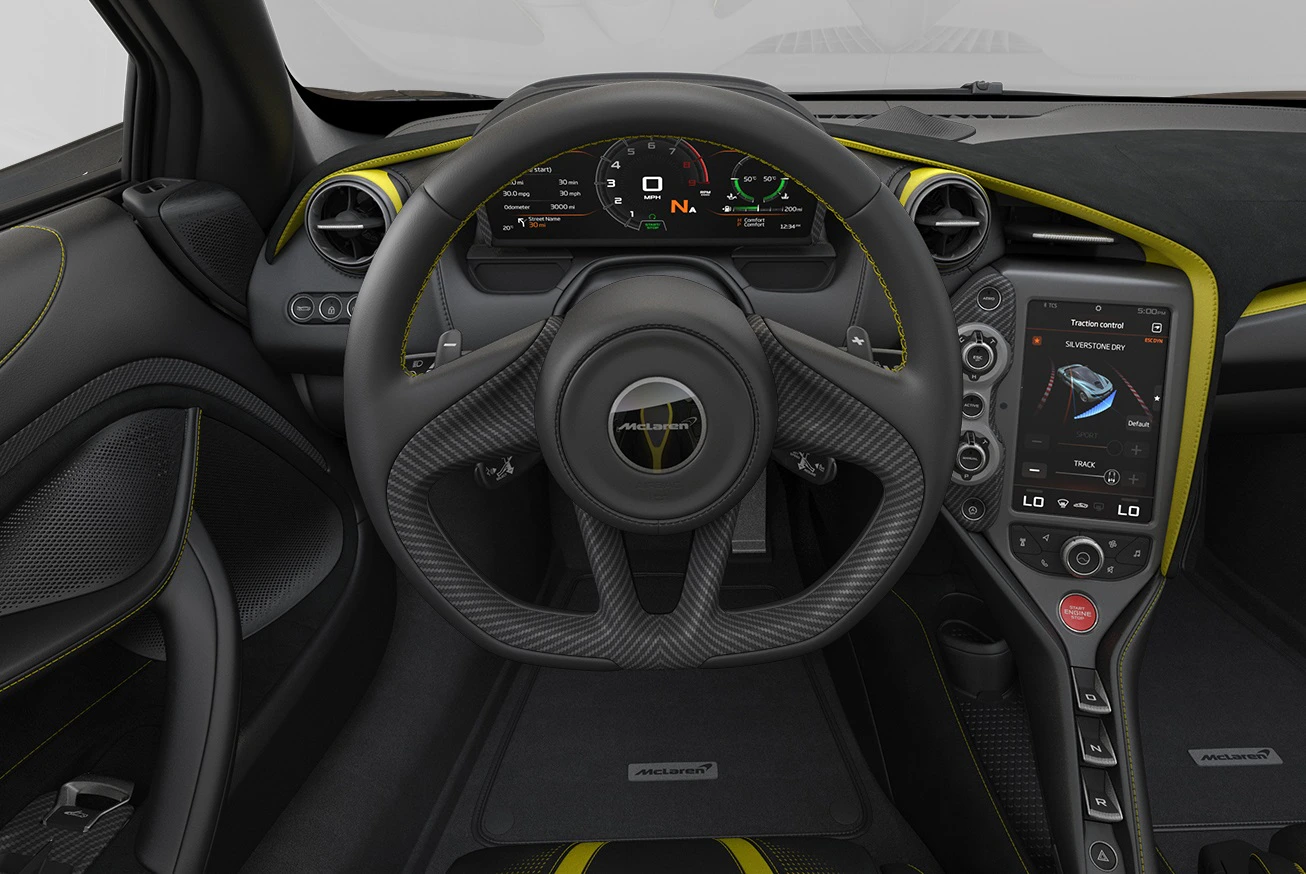 Innenraum eines Sportwagens mit futuristischem Lenkrad, digitalem Cockpit und Touchscreen-Konsole; schwarze und gelbe Akzente.
