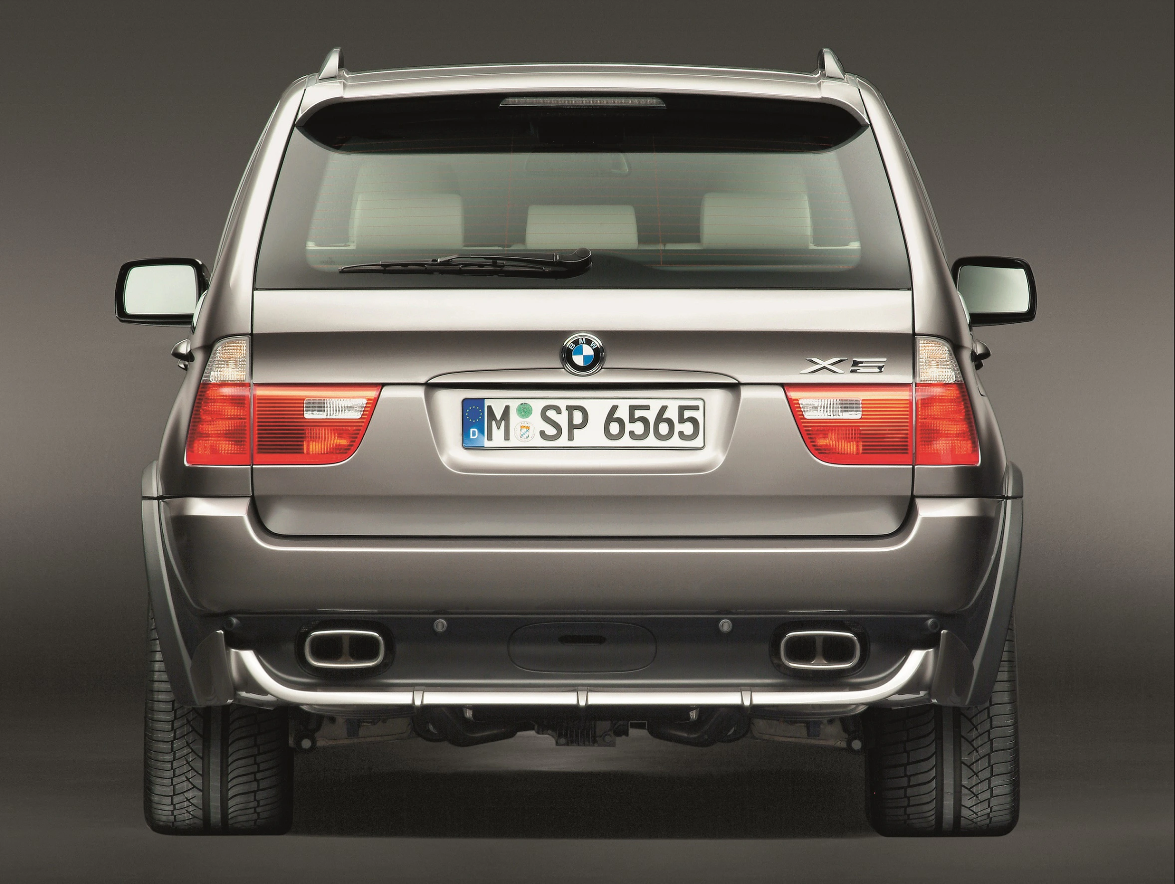 BMW X5 E53 LCI Aussenansicht Heck statisch Studio braun