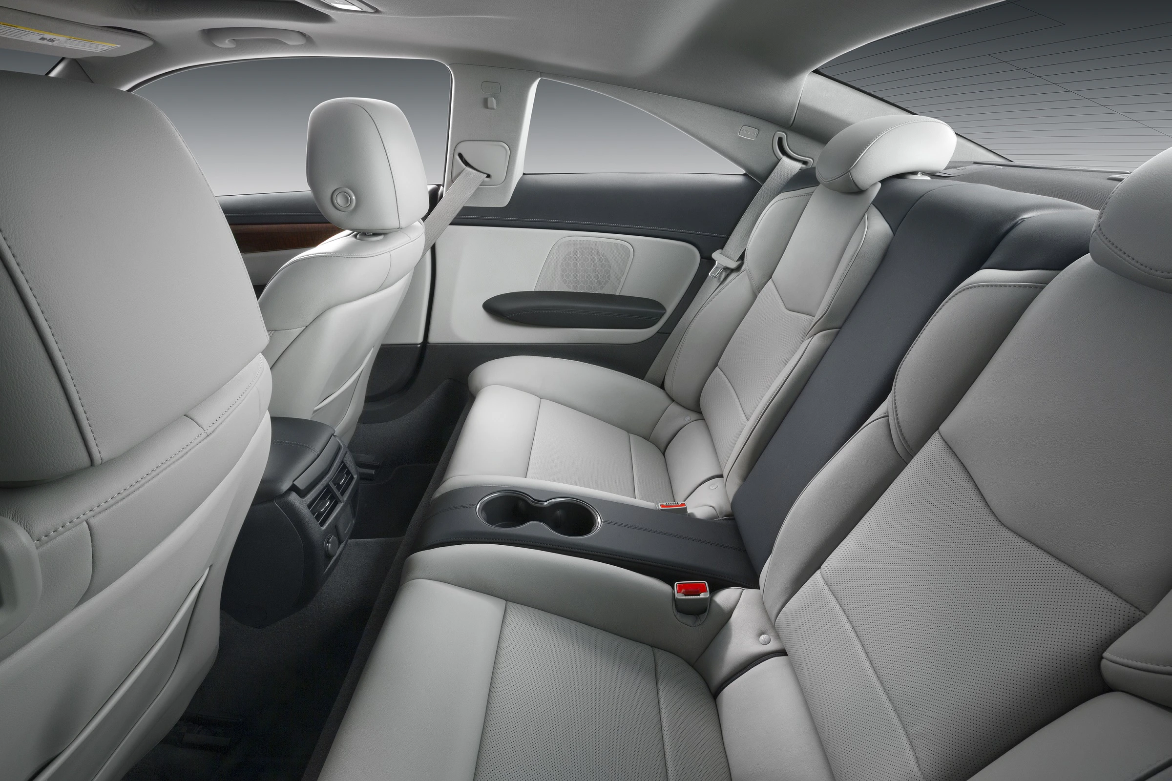 Innenraum eines Autos, Blick auf die Rücksitze. Helle Lederausstattung, Mittelarmlehne mit Getränkehaltern. Elegantes, modernes Design.