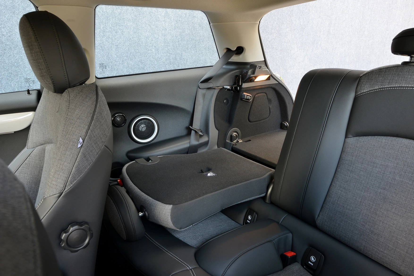 Autoinnenraum mit umgeklapptem Rücksitz. Graue und schwarze Polsterung, helle Innenverkleidung und moderne Design-Elemente.