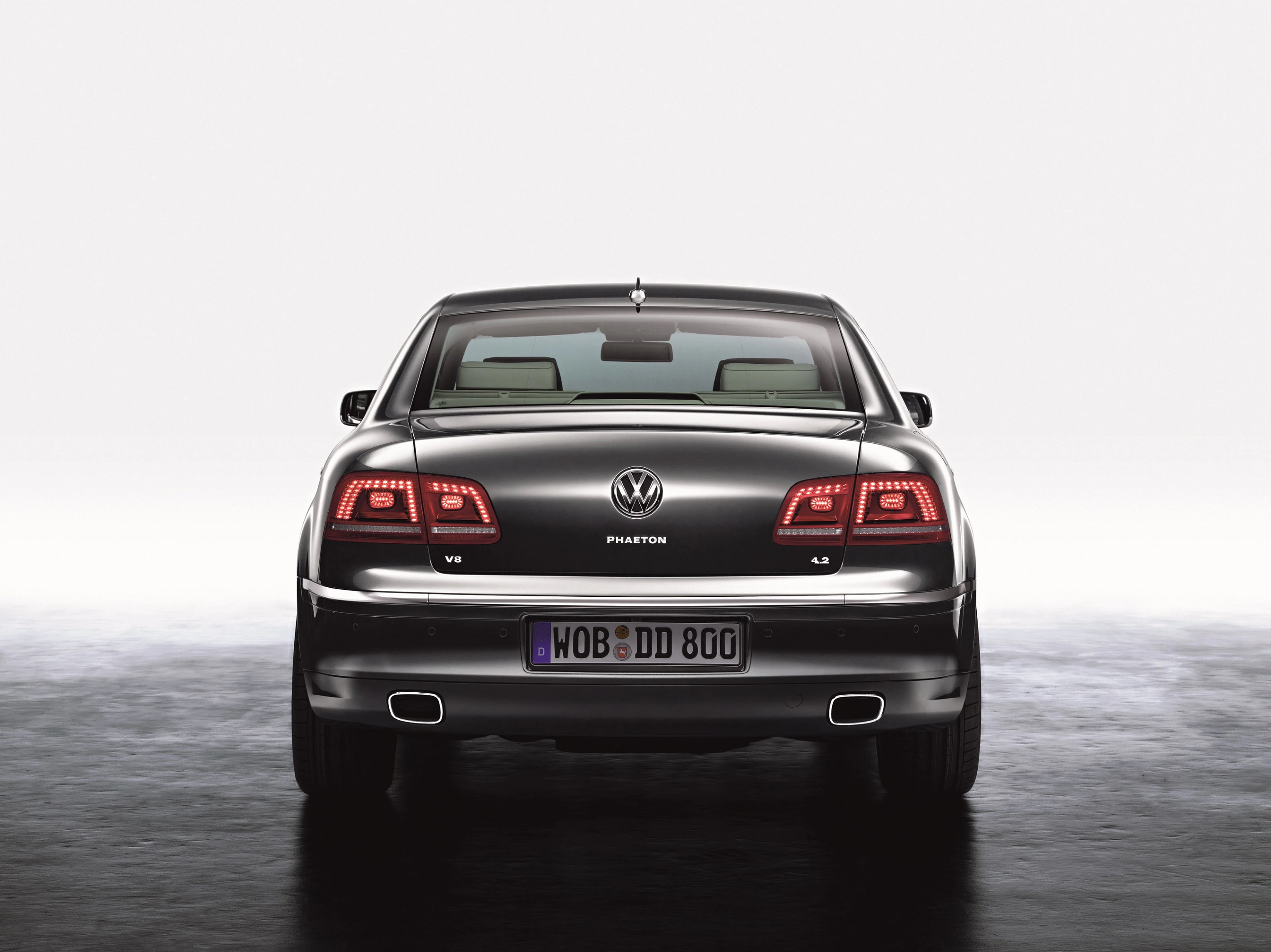 Rückansicht eines schwarzen Volkswagen Phaeton mit dem Kennzeichen WOB DD 800. Die Fahrzeugumrisse sind klar erkennbar auf hellem Hintergrund.