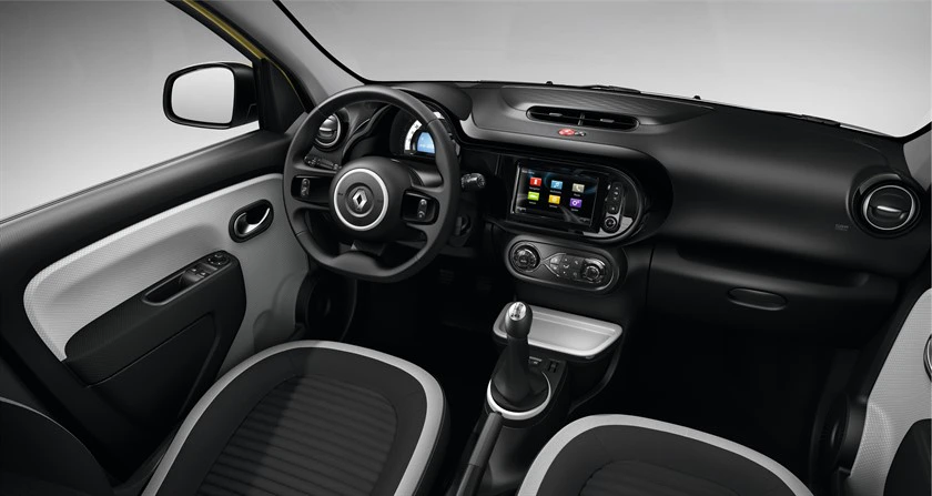 Innenraum eines Renault Twingo mit schwarzem Armaturenbrett, Touchscreen-Display, Multifunktionslenkrad und schwarzen Sitzen.