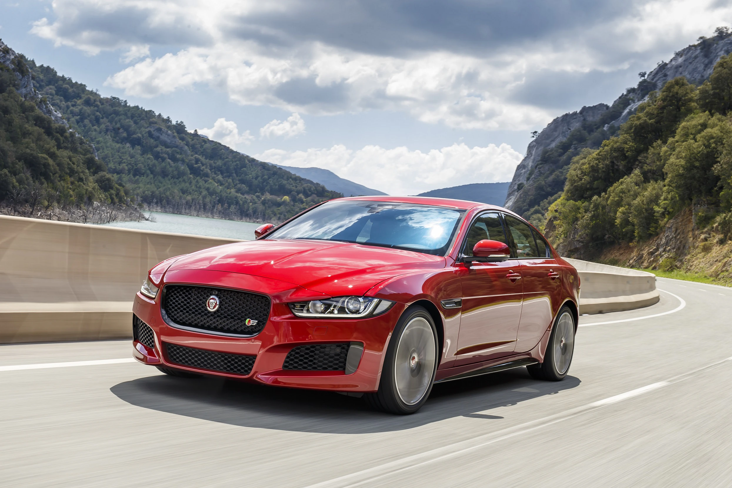 Jaguar XE X760 Aussenansicht Front schräg dynamisch rot