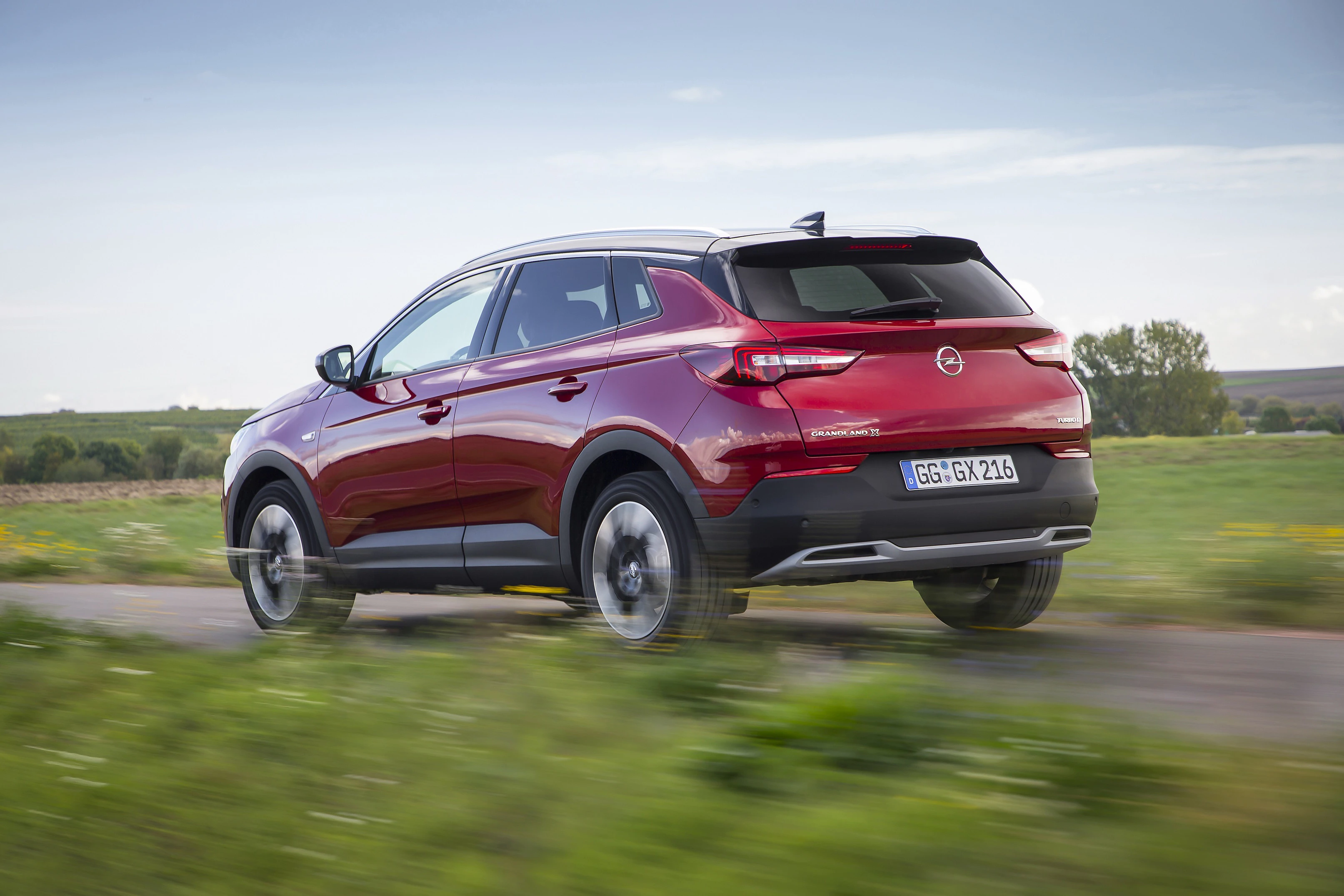 Opel Grandland X Z Aussenansicht Heck schräg dynamisch rot