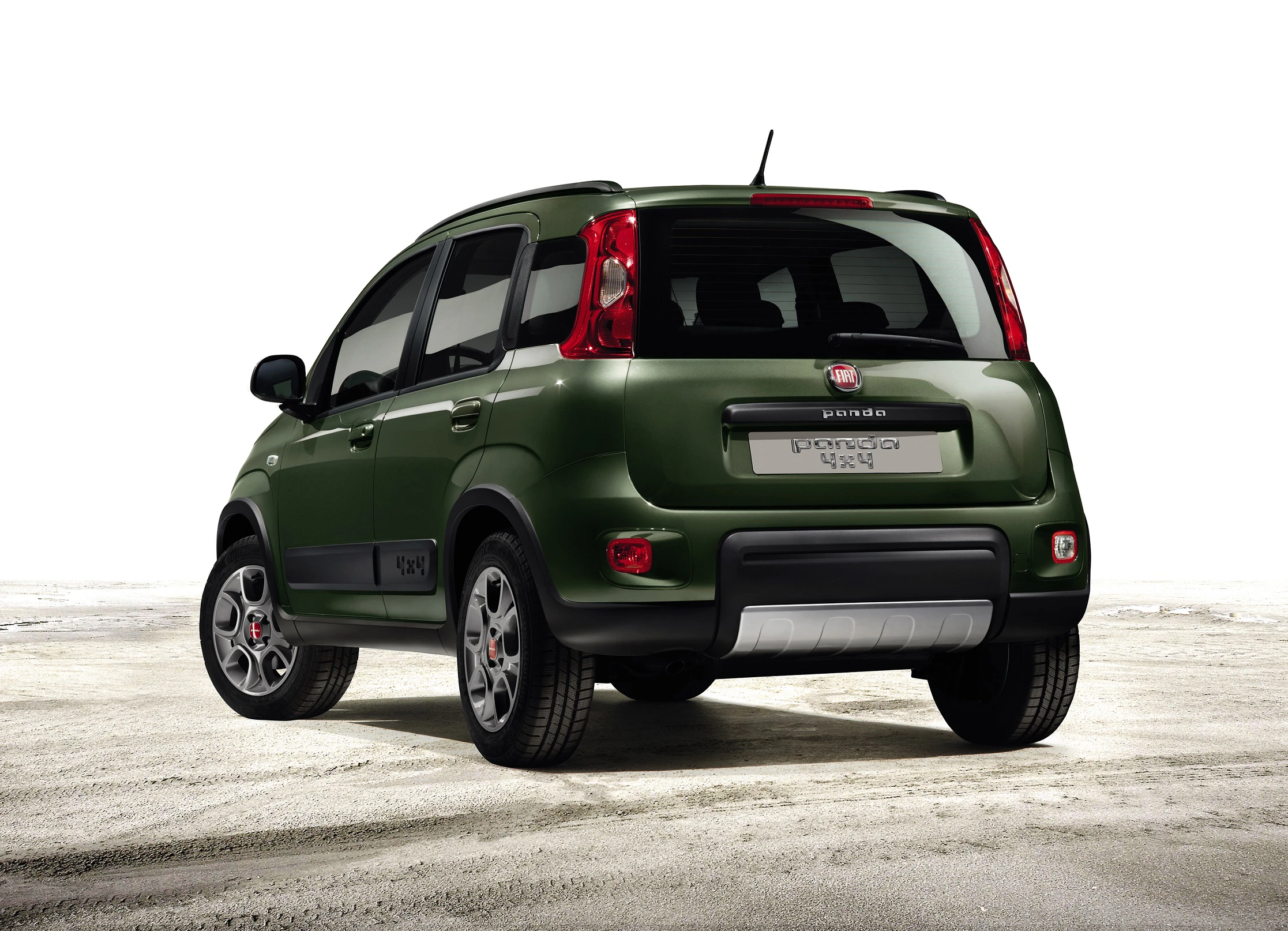Grüner Fiat Panda 4x4 von hinten auf hellem Hintergrund, zeigt Rücklichter und Ersatzreifen. Kompaktes Auto mit robustem Design.