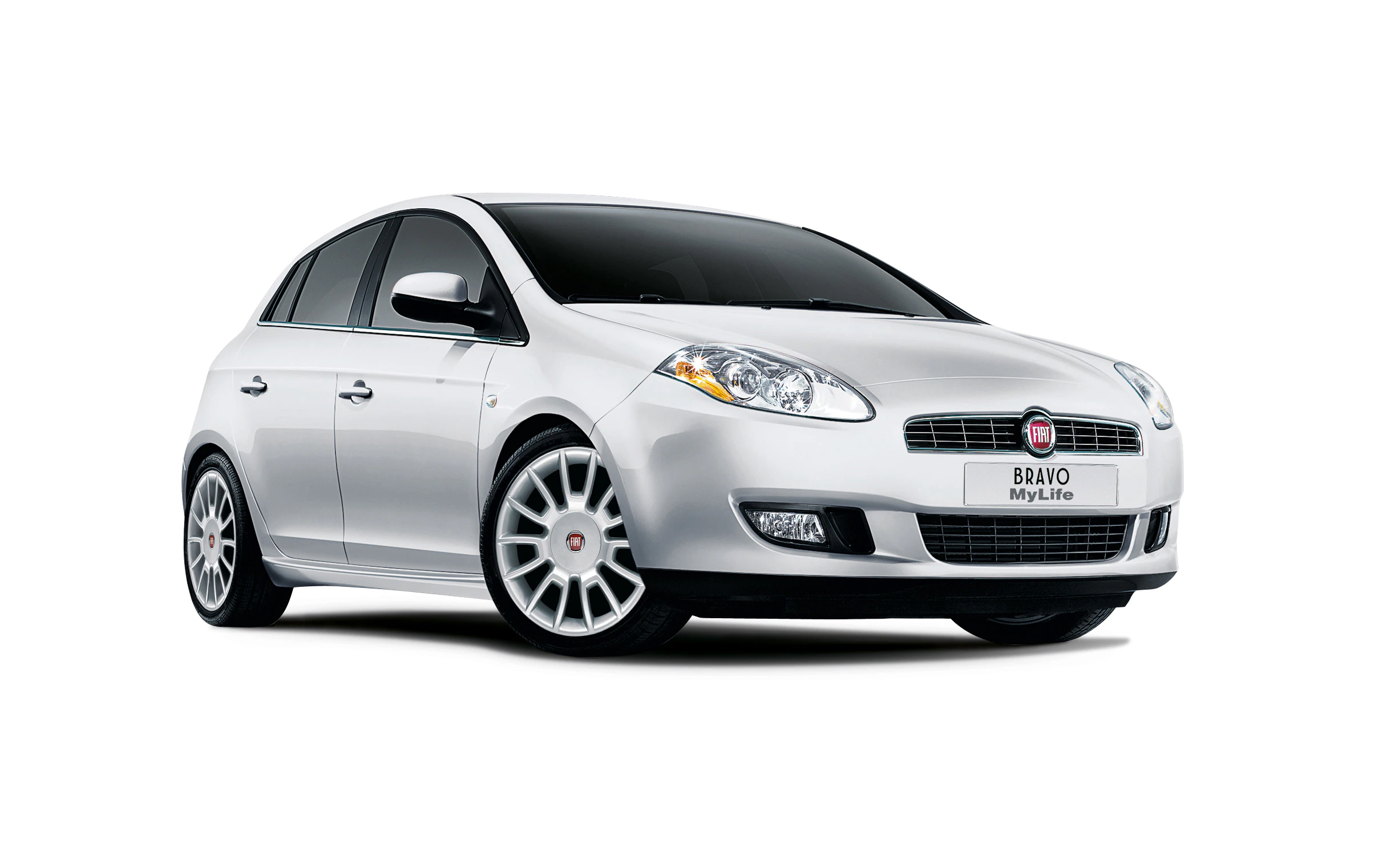 Silberner Fiat Bravo MyLife, seitliche Ansicht, auf weißem Hintergrund. Fünf Türen, sportliches Design, markante Scheinwerfer.