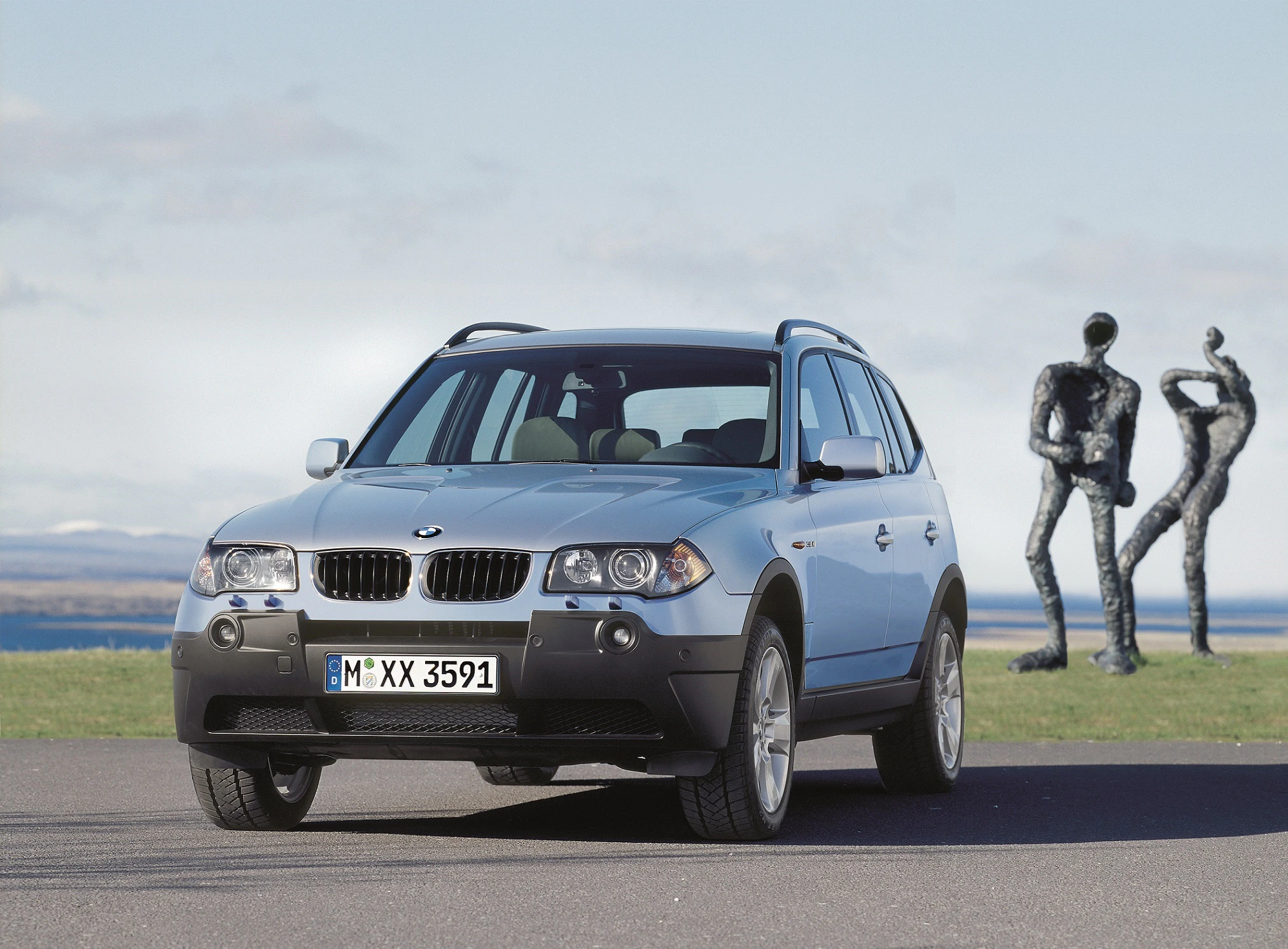 BMW X3 E83 Aussenansicht Front schräg statisch blau