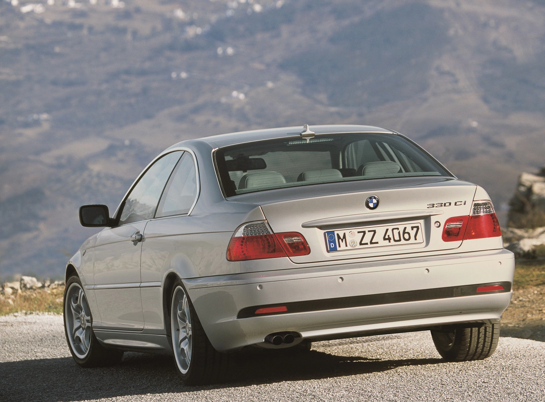 BMW 3er Coupé E46 LCI Aussenansicht Heck schräg statisch silber