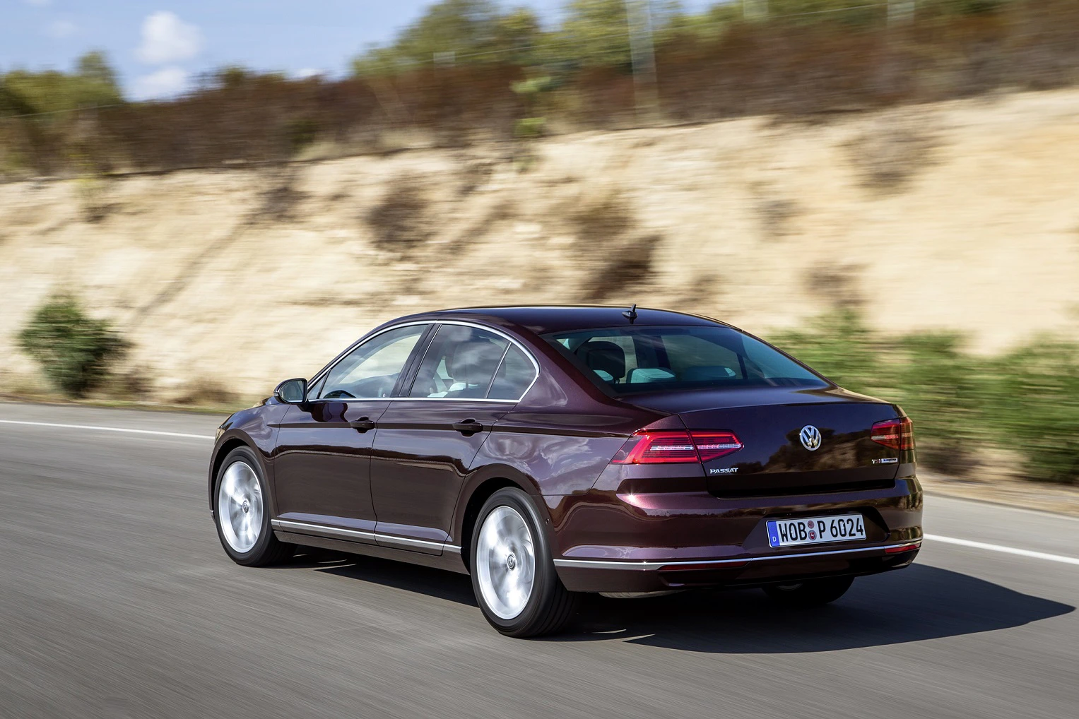 VW Passat B8 Aussenansicht Heck shräg dynamisch lila