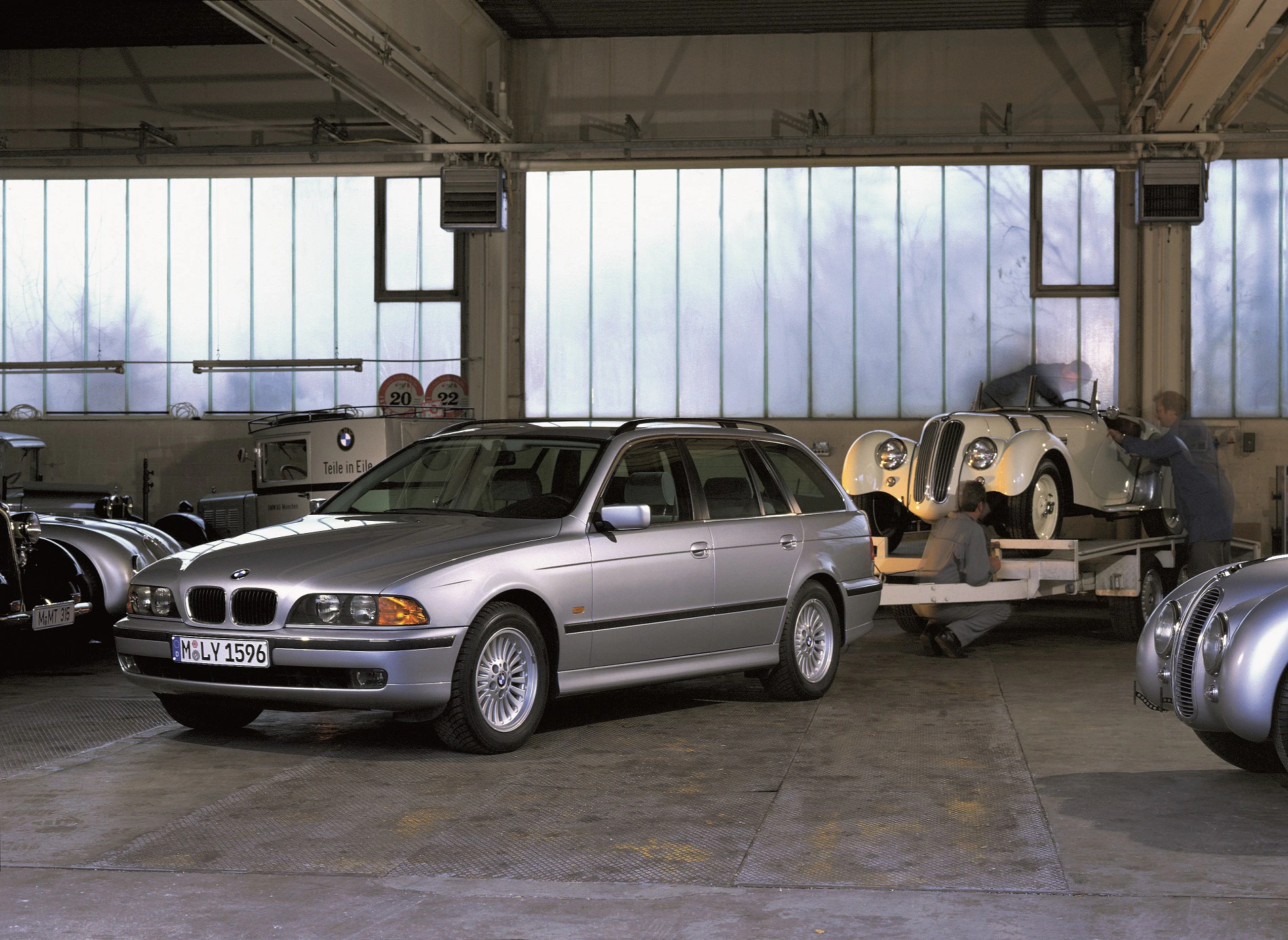 BMW 5er Touring E39 Aussenansicht Front schräg statisch silber