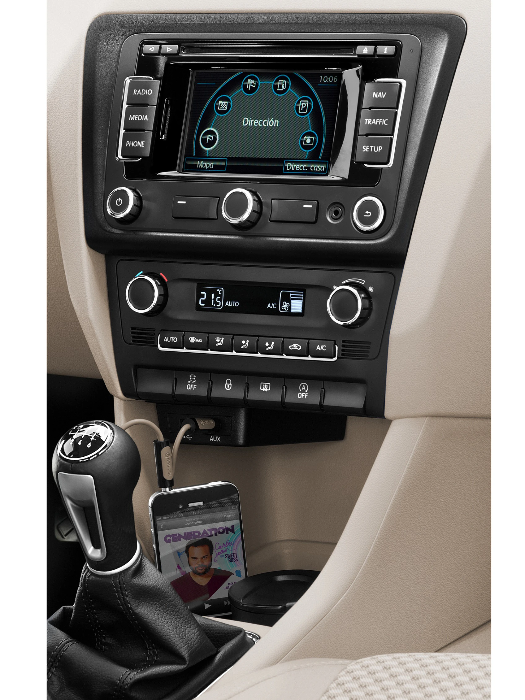 Mittelkonsole eines Autos mit Touchscreen-Display, Klimaregler, Schalthebel und einem Smartphone in der Halterung.