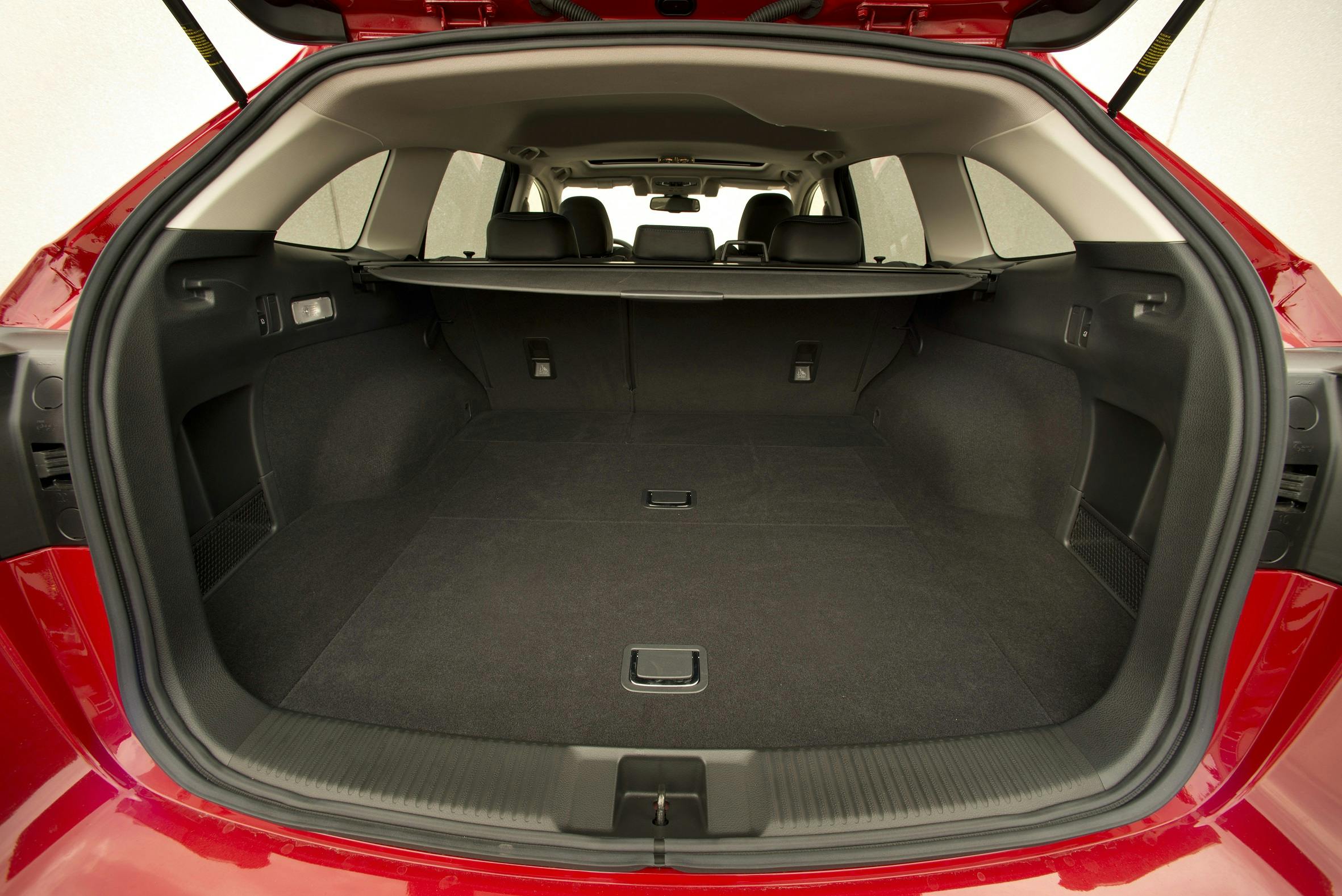 Roter SUV mit geöffneter Heckklappe; geräumiger Kofferraum mit ebener Fläche und schwarzer Innenausstattung.