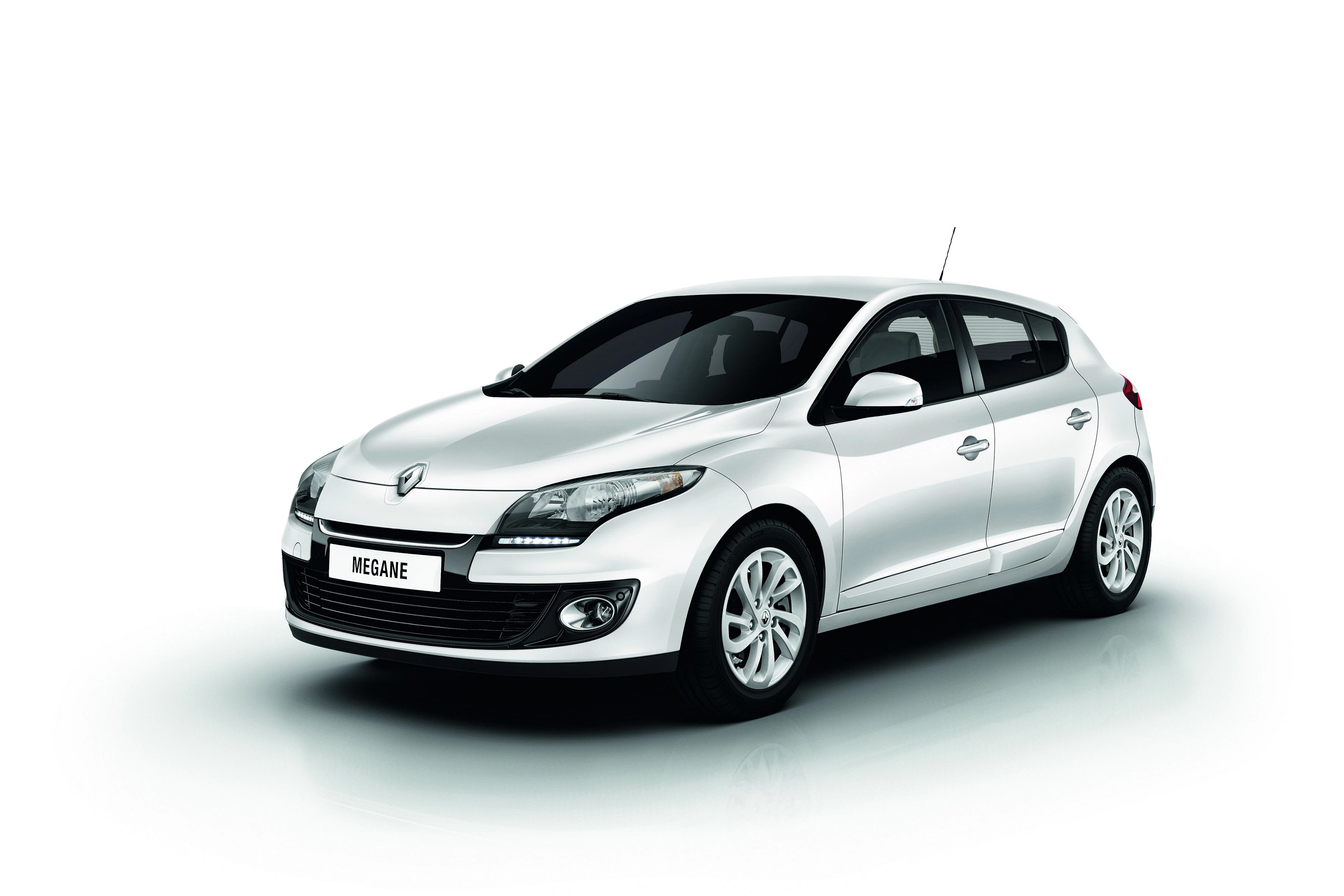 Silberner Renault Megane, Schrägheckansicht, vor weißem Hintergrund. Moderne, aerodynamische Linien mit markanten Scheinwerfern.