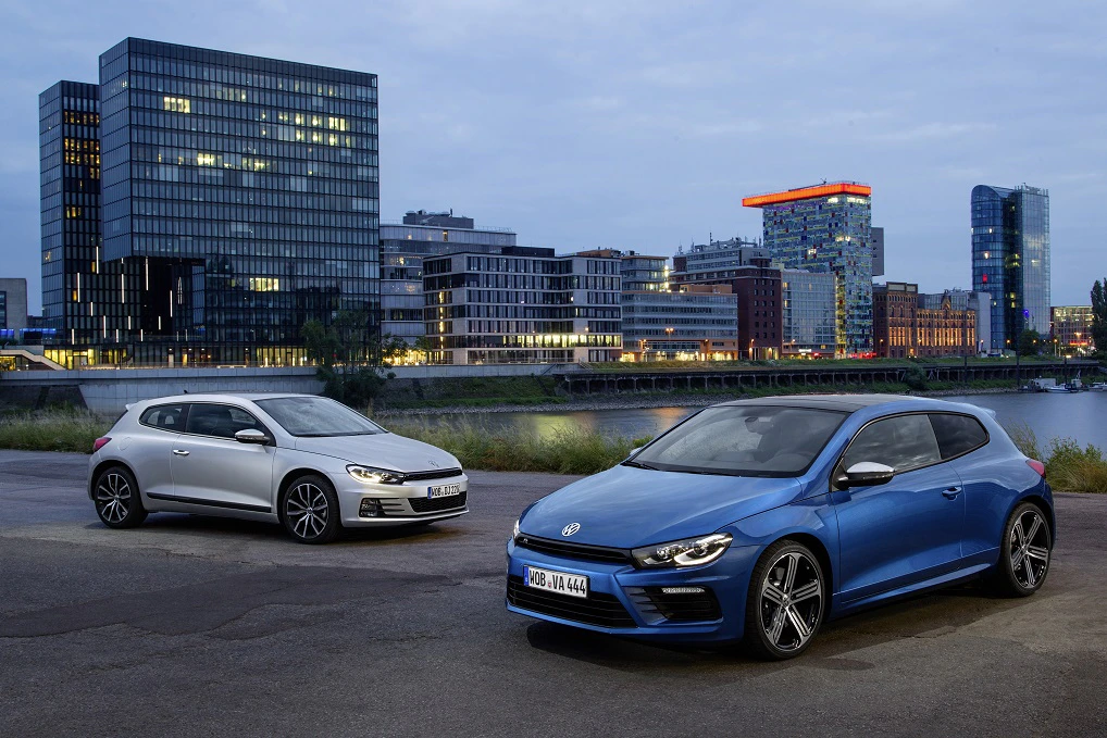 VW Scirocco Typ 13 Aussenansicht Front schräg zwei Modelle statisch silber und blau