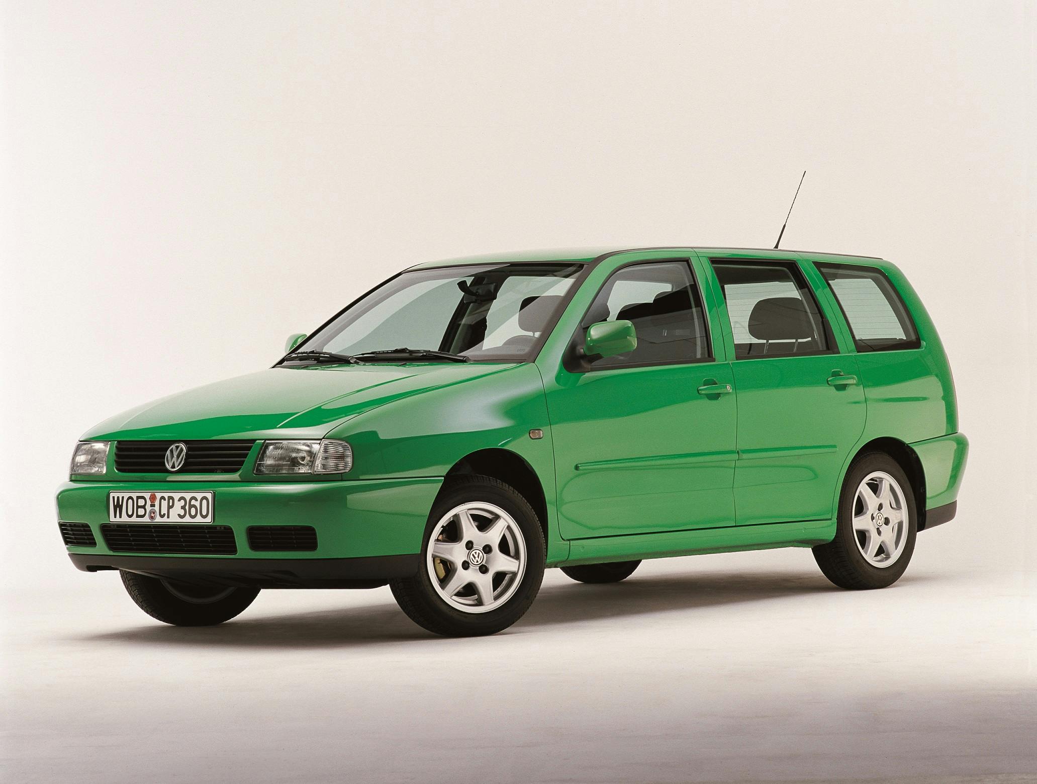 Grüner Kombi-Wagen, Seitenansicht, weiße Hintergrund. Fünf Türen, VW-Emblem vorne auf der Motorhaube, Alufelgen, Antenne am Dach.