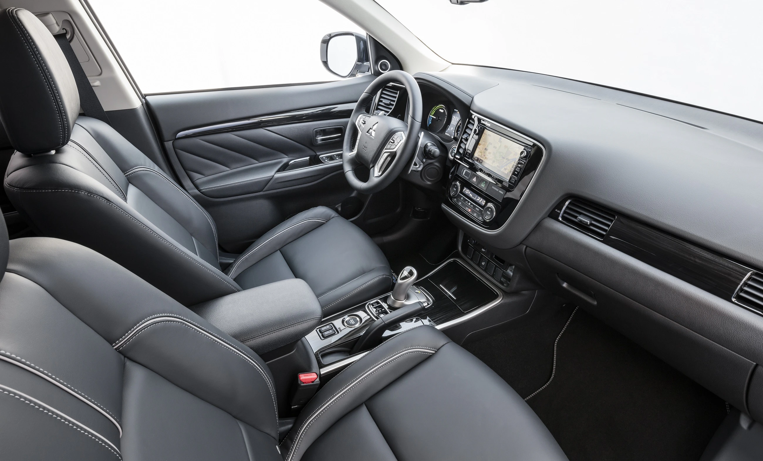 Innenraum eines Autos mit Ledersitzen, Touchscreen-Display, Lenkrad, Mittelkonsole und modernem Design in Schwarz und Silber.