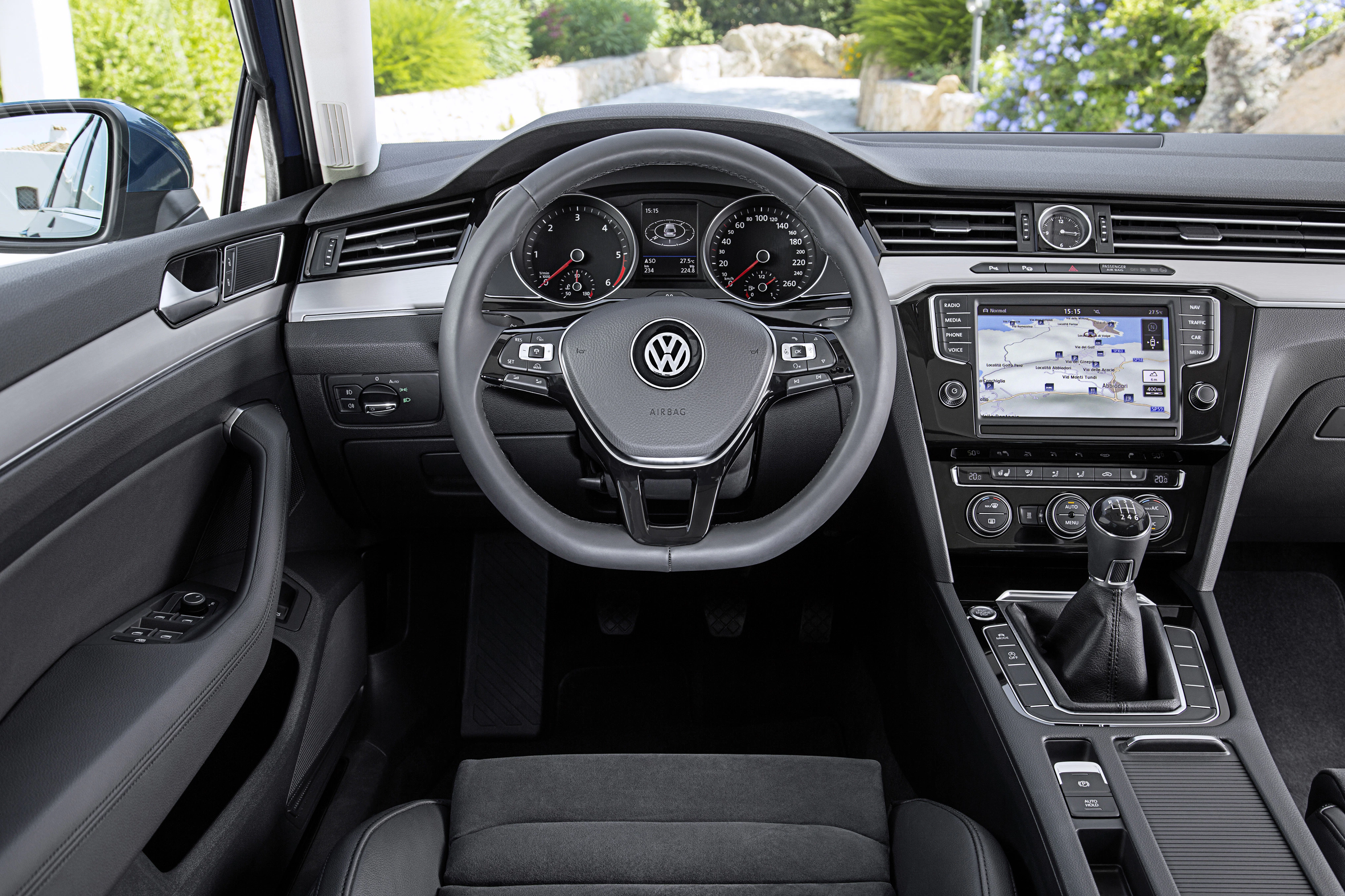 VW Passat B8 Variant Innenansicht Fahrerposition schwarz