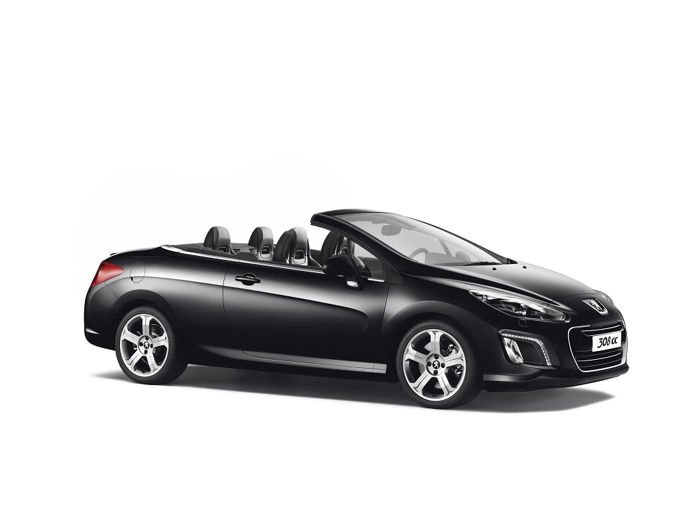 Schwarzes Cabriolet mit geöffnetem Verdeck, seitliche Ansicht. Elegantes Design, vier Sitze. Reifen mit silbernen Felgen.