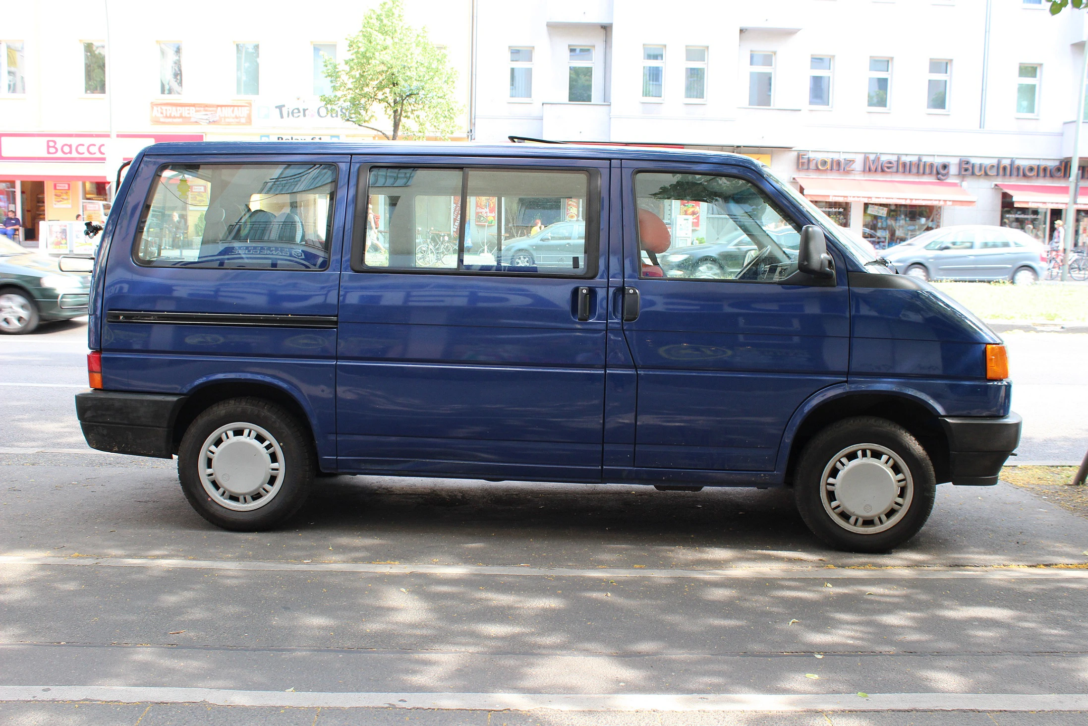 VW T4 Transporter Aussenansicht Seite statisch dunkelblau