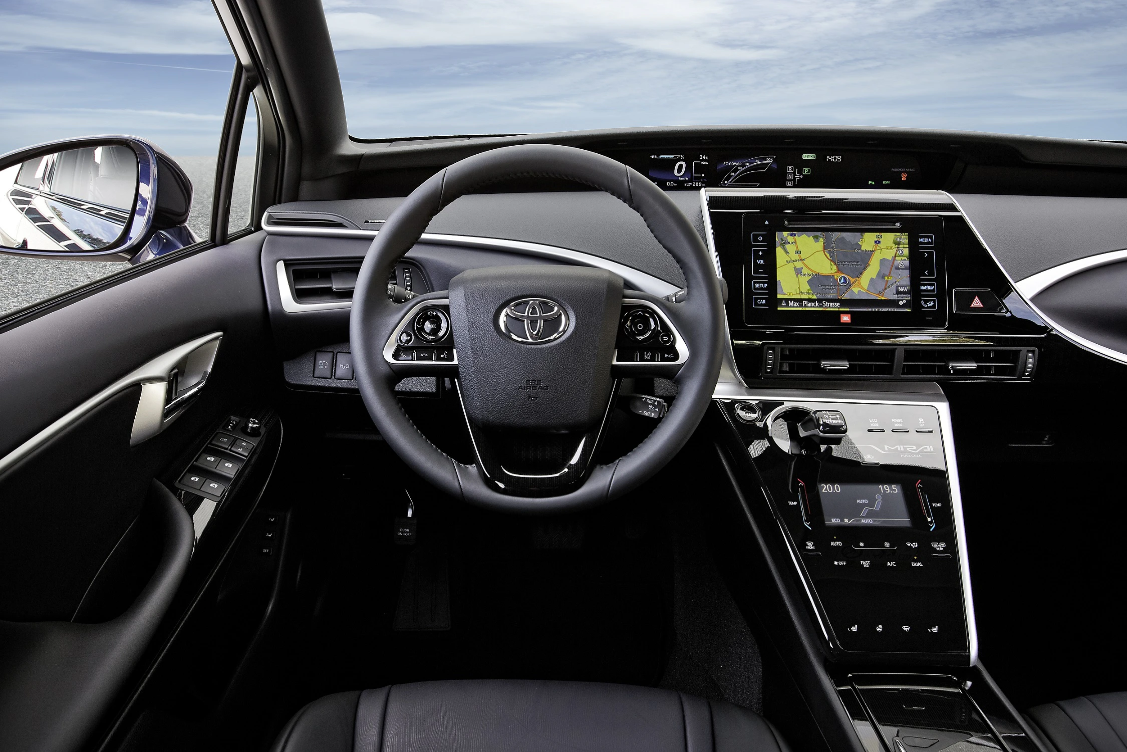 Innenraum eines Autos mit modernem Armaturenbrett, Lenkrad und zentralem Display mit Navigation. Elegantes Design und dunkle Farben.