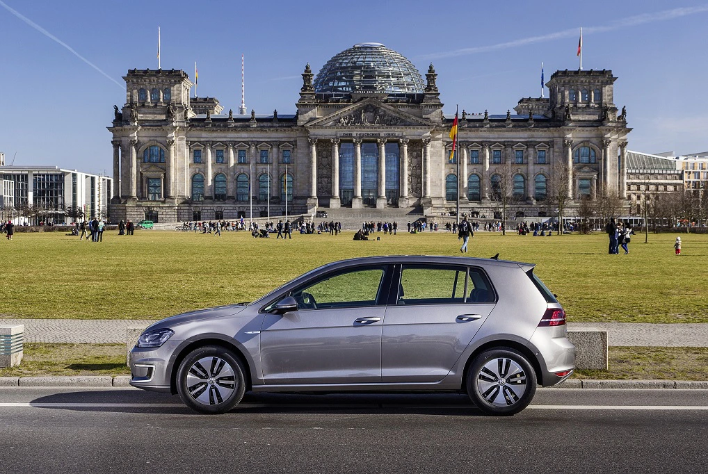VW Golf 7 e-Golf Aussenansicht Seite statisch grau