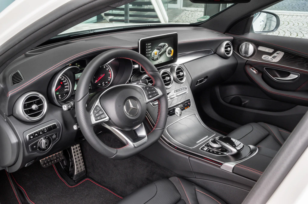 Innenraum eines modernen Autos mit Ledersitzen, Touchscreen im Armaturenbrett und Multifunktionslenkrad.