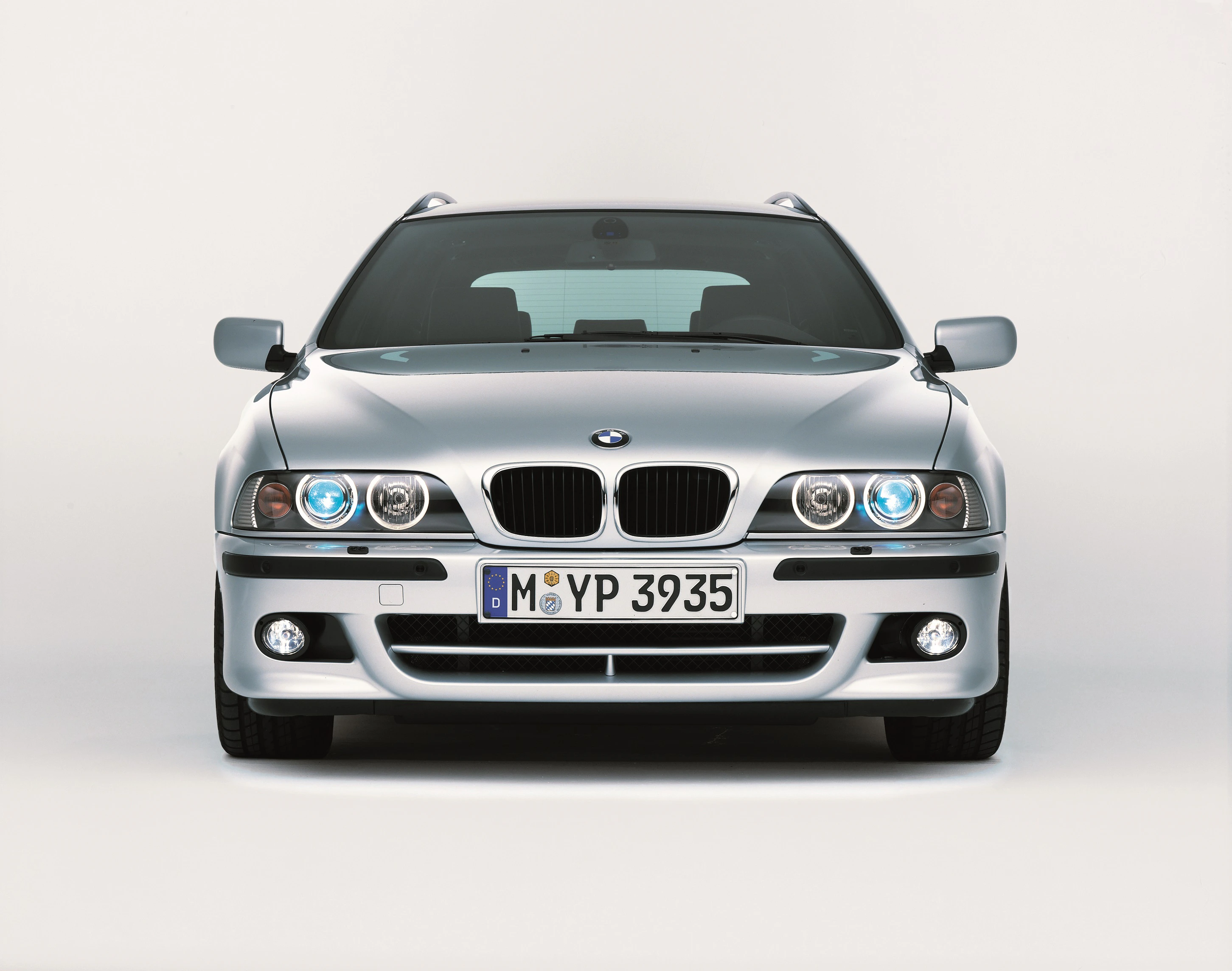 BMW 5er Touring E39 LCI Aussenansicht Front statisch Studio silber