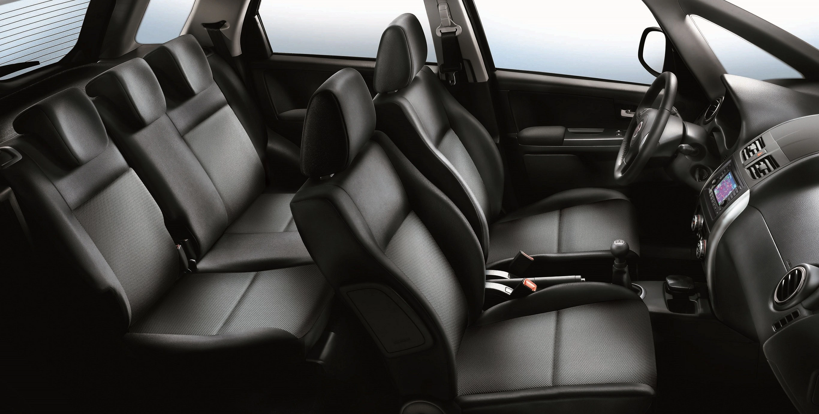 Innenraum eines Autos mit schwarzen Ledersitzen, drei Sitzreihen, moderner Armaturentafel und geteilter Rückbank.
