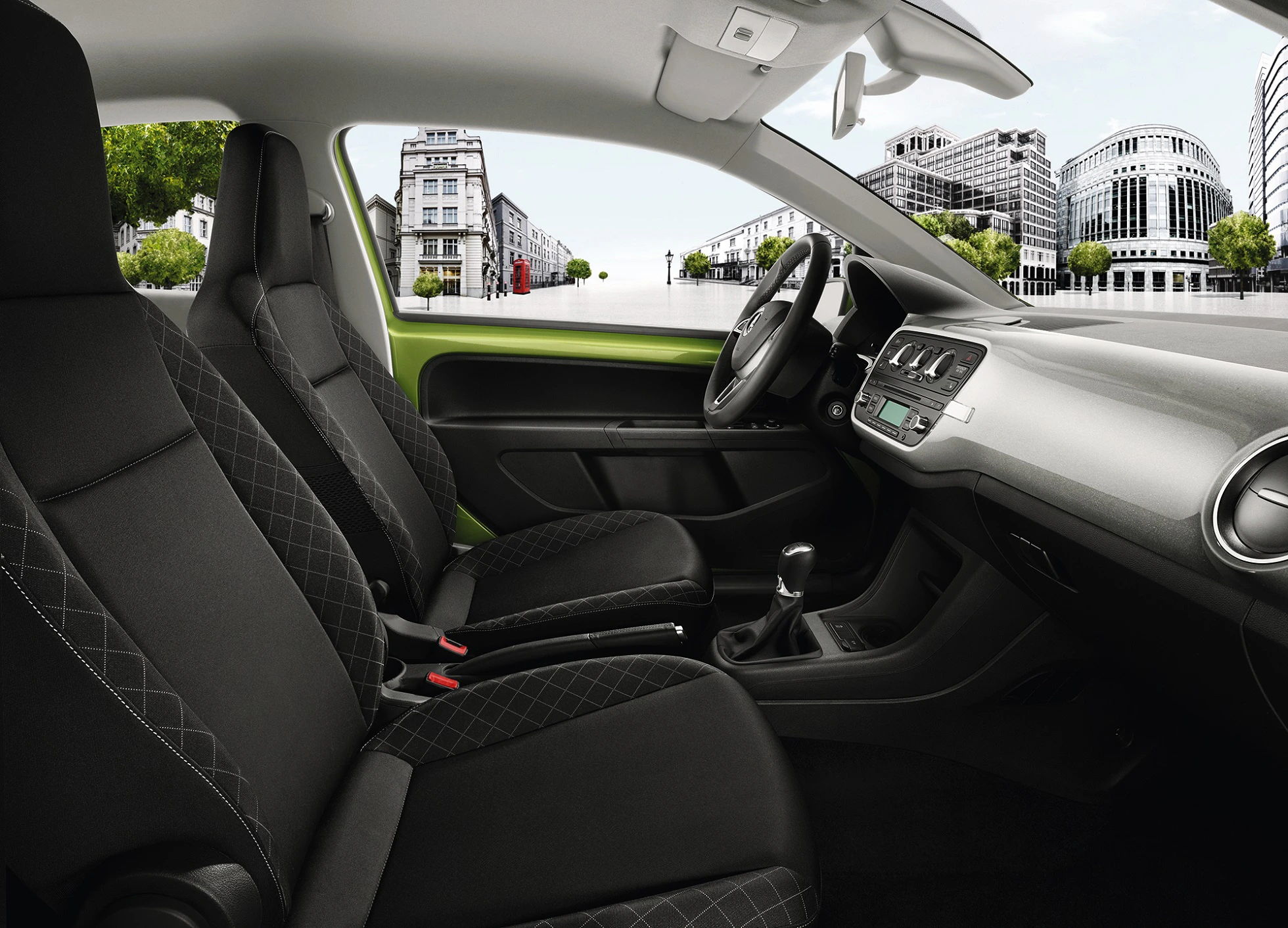 Innenansicht eines modernen Autos mit schwarzem Interieur und grünem Akzent. Stadtlandschaft im Fenster zu sehen.