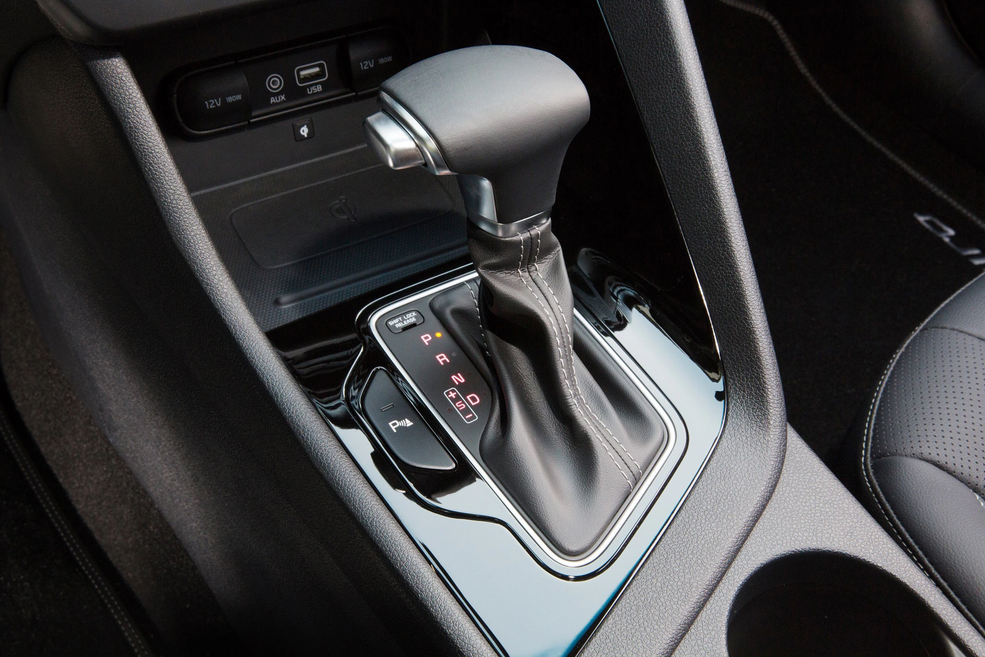 Nahaufnahme eines Automatikgetriebes in einem Auto mit klar erkennbaren Gängen: Parken, Rückwärts, Neutral und Drive.