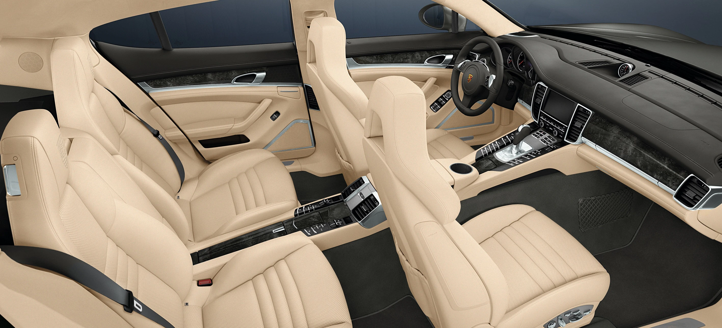 Luxuriöser Autoinnenraum mit beigen Ledersitzen und modernem Armaturenbrett. Das Design ist elegant und komfortabel.