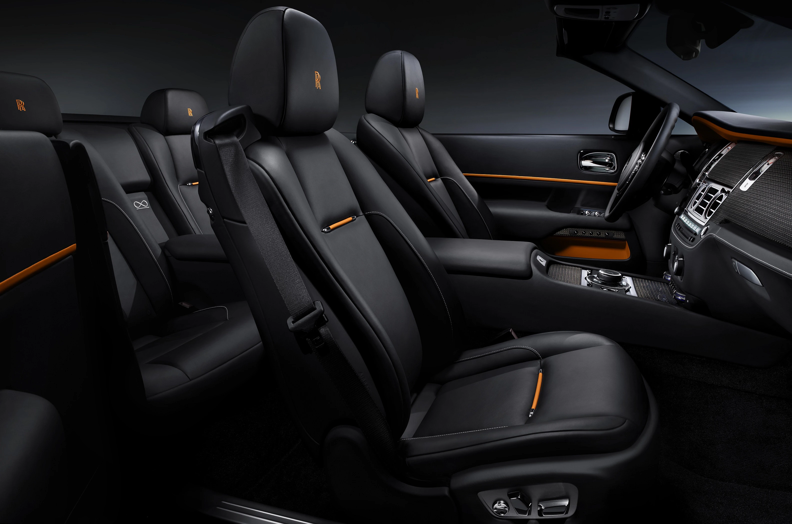 Luxuriöser Autoinnenraum mit schwarzen Ledersitzen und orangen Nähten, edlem Armaturenbrett und moderner Technik.