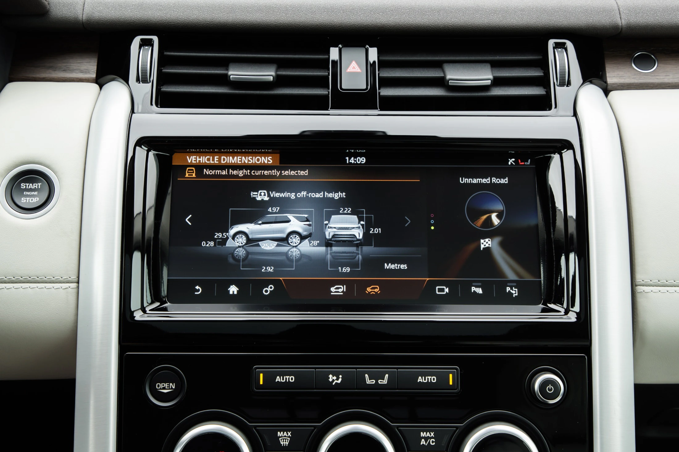 Land Rover Discovery LR Innenansicht Detail statisch weiß schwarz Entertainment