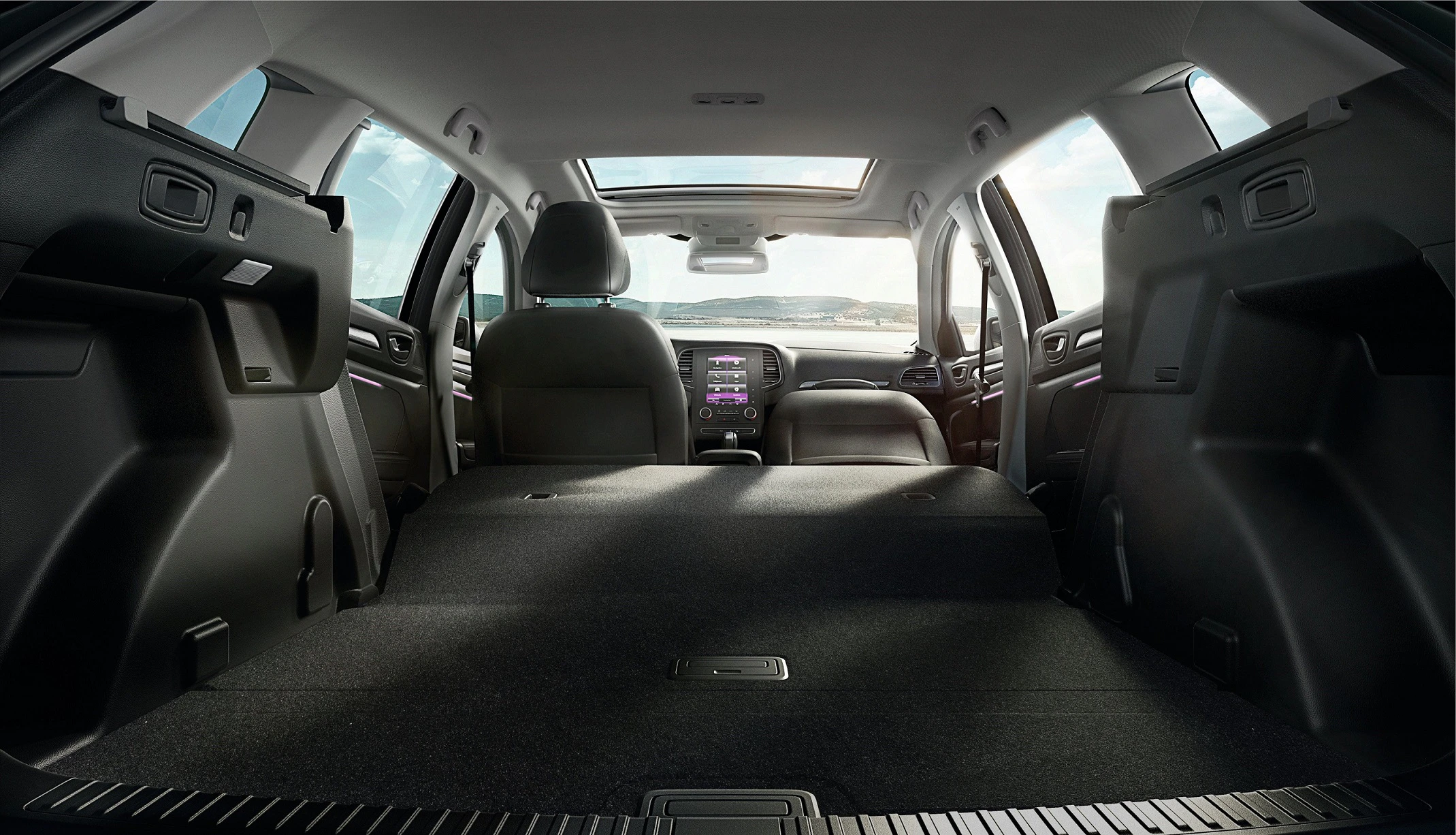 Blick von hinten in einen SUV-Innenraum: Rücksitze umgeklappt, großer Laderaum, Panoramadach, zentrale Mittelkonsole und Armaturenbrett sichtbar.