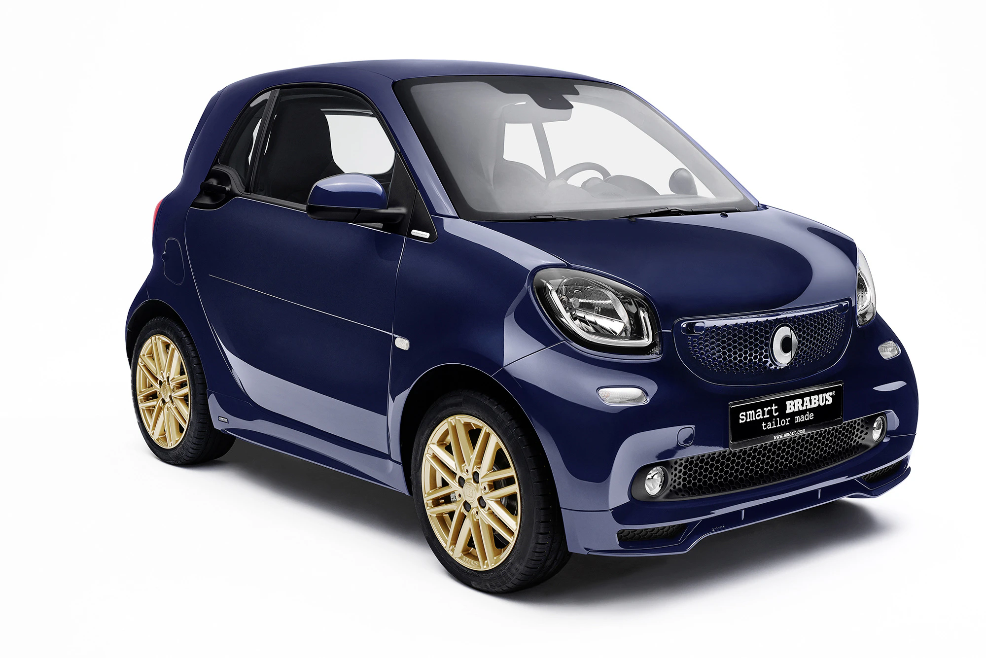 Dunkelblauer Smart Fortwo mit goldenen Felgen, seitliche Ansicht, auf weißem Hintergrund.