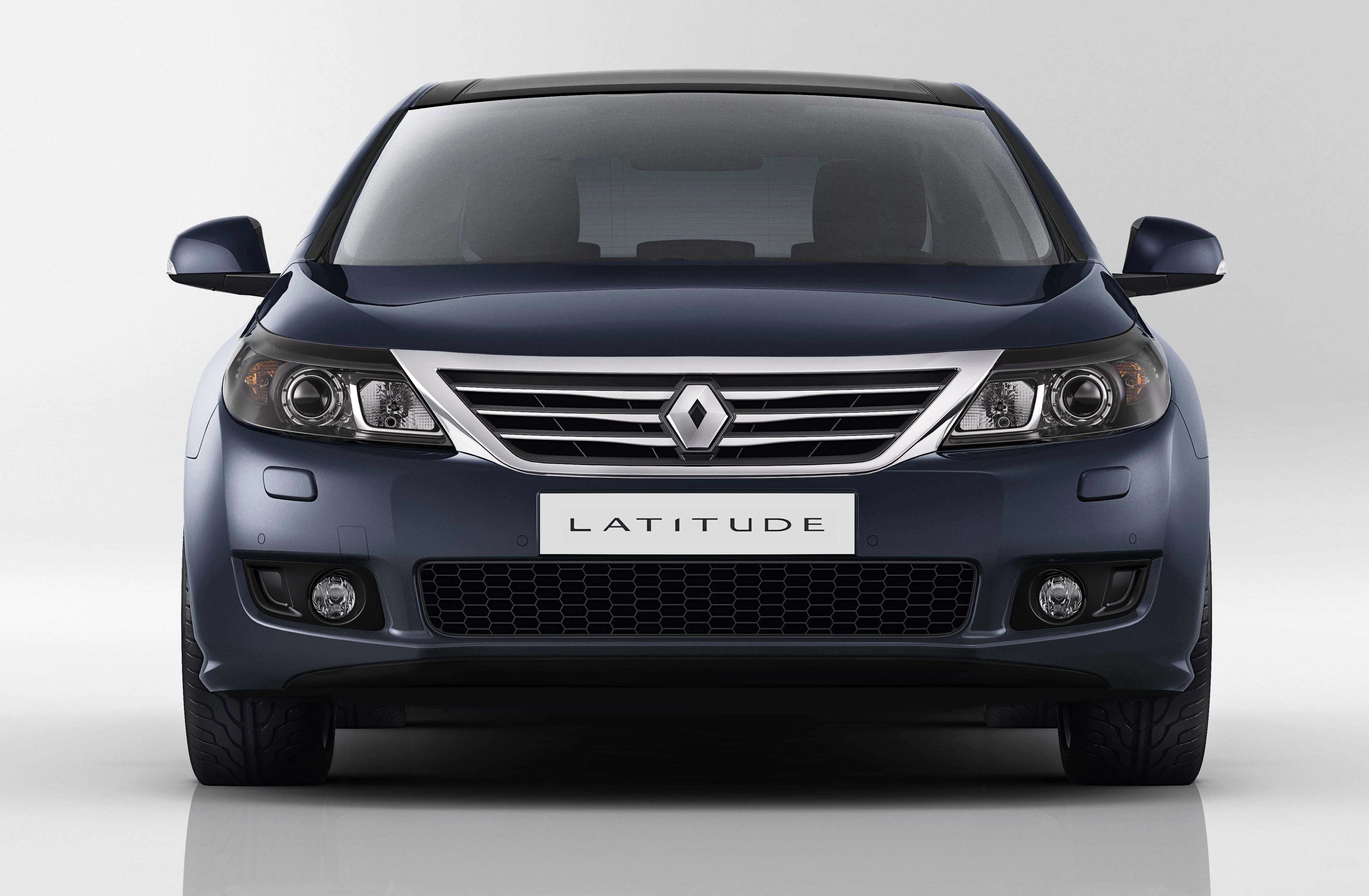 Frontansicht eines dunkelblauen Renault Latitude mit silbernem Kühlergrill und Logo auf grauem Hintergrund. 