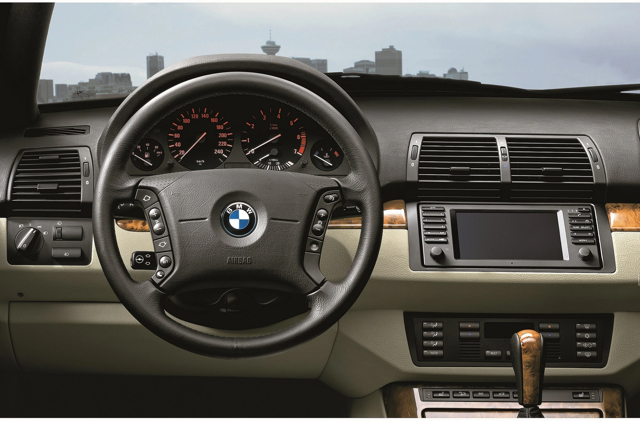 BMW X5 E53 LCI Innenansicht statisch Lenkrad und Armaturenbrett fahrerseitig