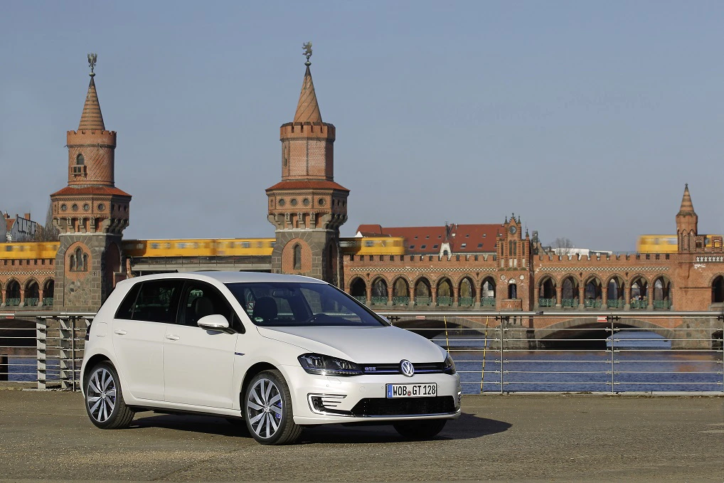 VW Golf 7 GTE Aussenansicht Front schräg statisch weiss