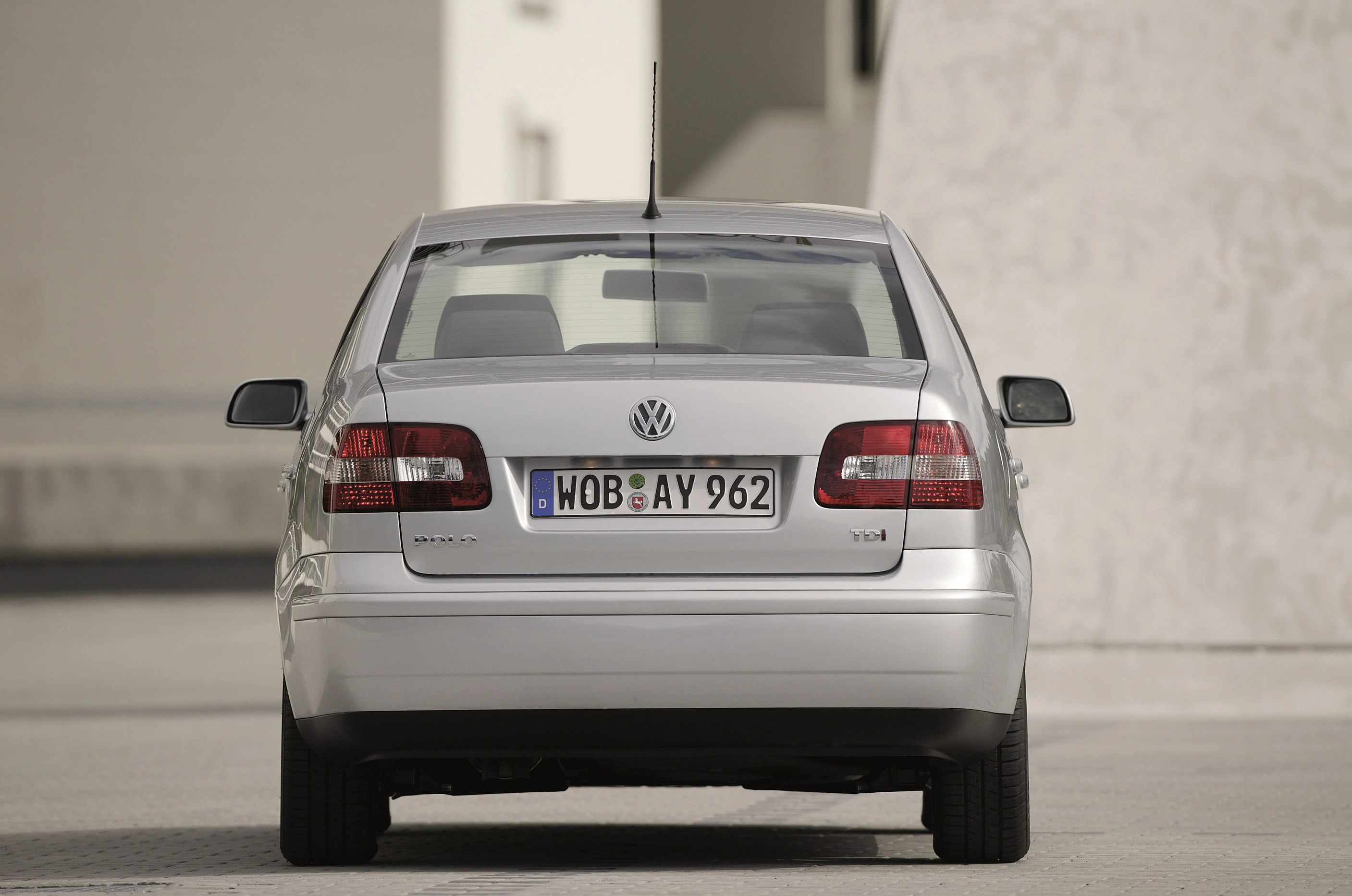 Silberner Volkswagen Bora von hinten, geparkt vor einem Gebäude. Er trägt ein deutsches Nummernschild mit der Aufschrift "WOB AY 962".
