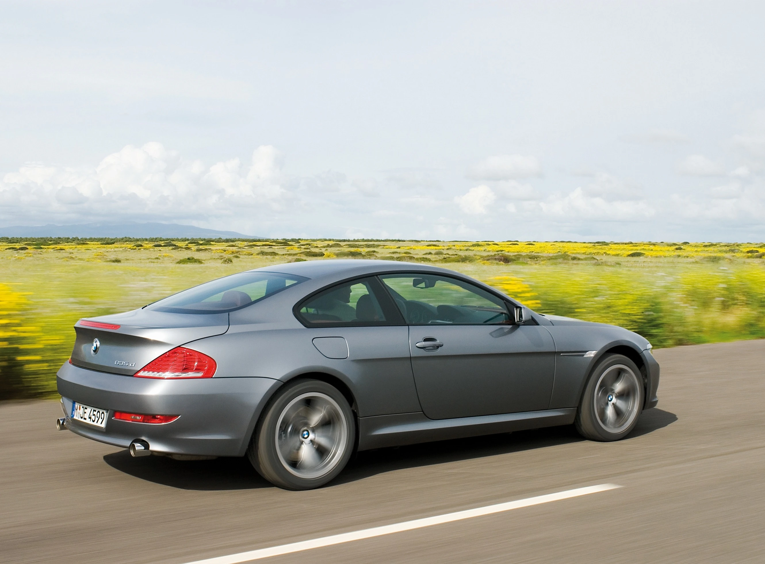 BMW 6er Coupé E63 LCI Aussenansicht Seite schräg dynamisch grau