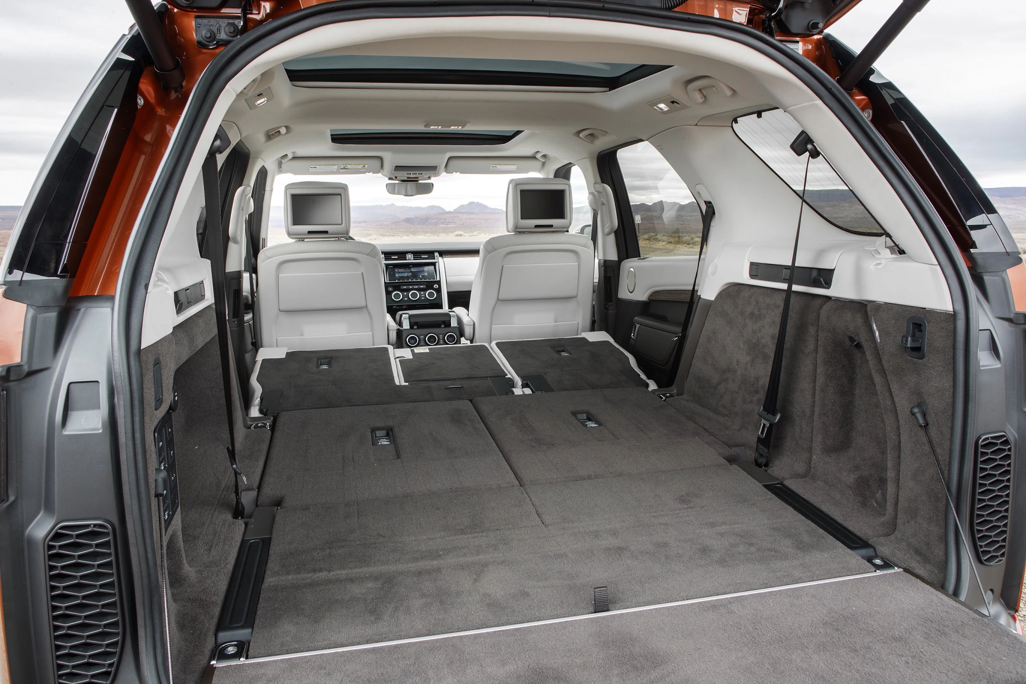 Land Rover Discovery LR Innenansicht Detail statisch weiß schwarz Kofferraum