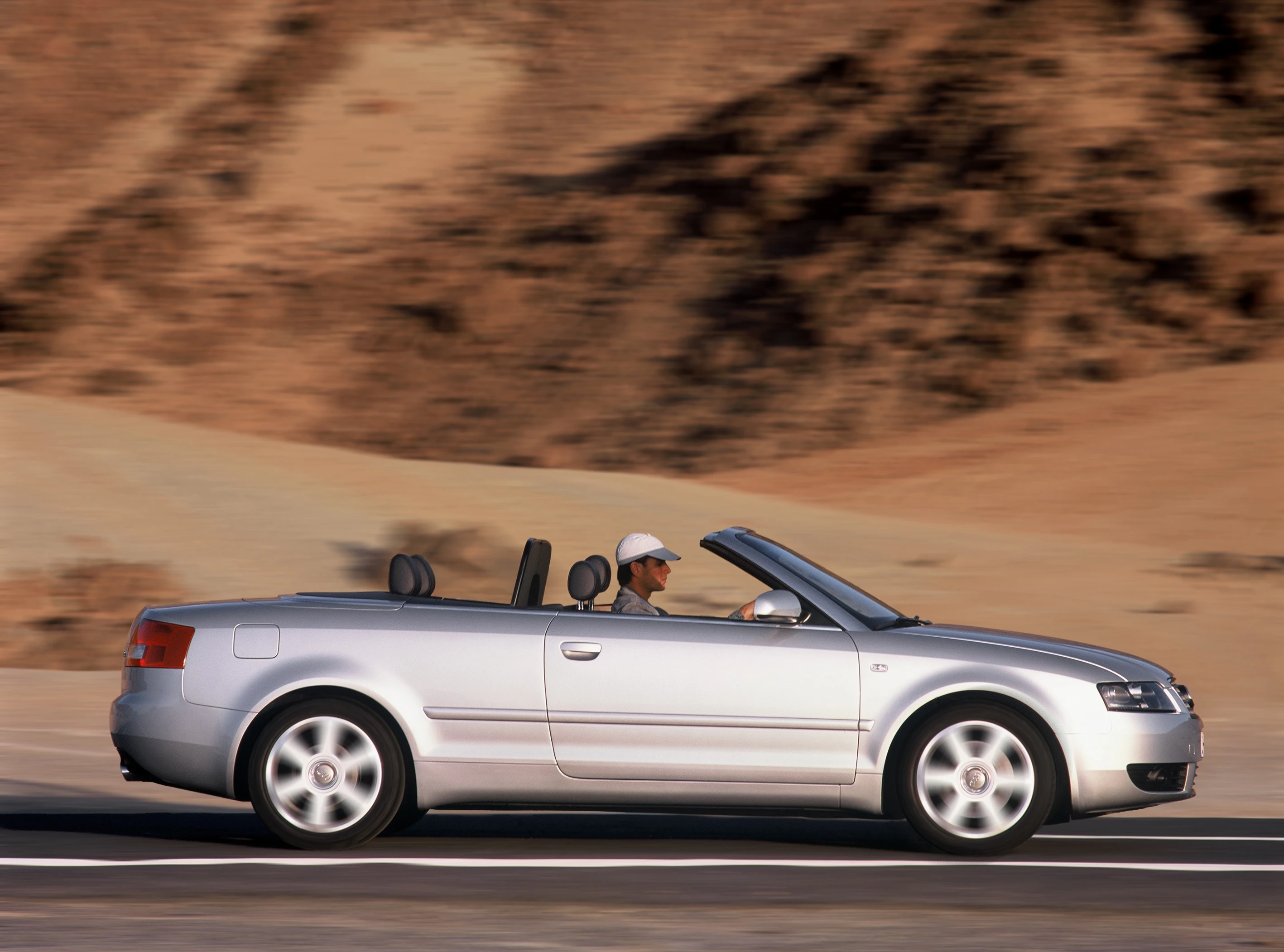 Audi A4 Cabrio B6 Aussenansicht Seite dynamisch silber