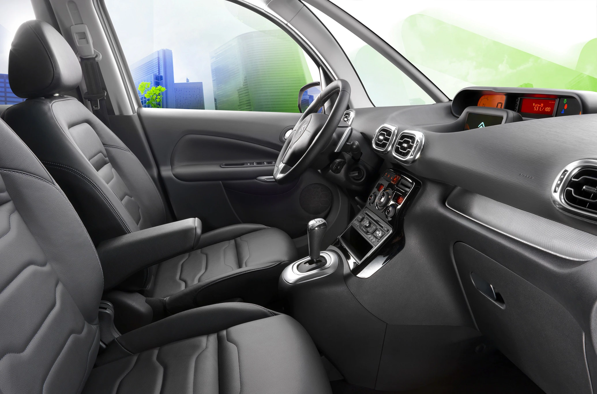 Innenraum eines modernen Autos mit grauen Ledersitzen, einem automatischen Getriebe und einem digitalen Armaturenbrett.