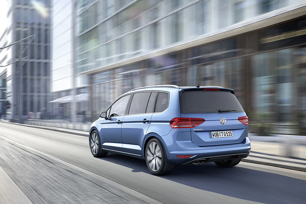 VW Touran 2 Aussenansicht Heck schräg dynamisch blau