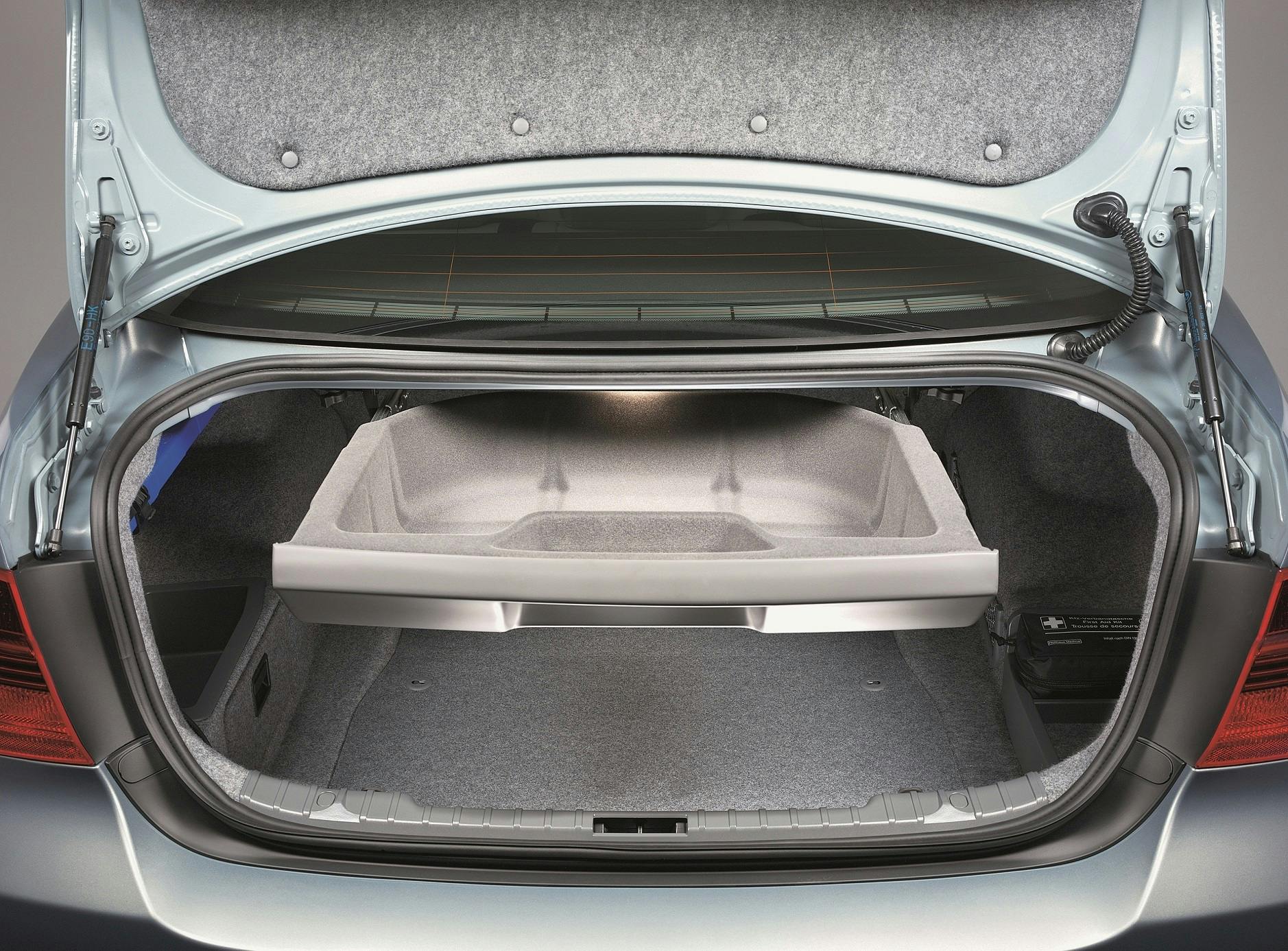 BMW 3er Limousine Innenansicht statisch Studio Kofferraum