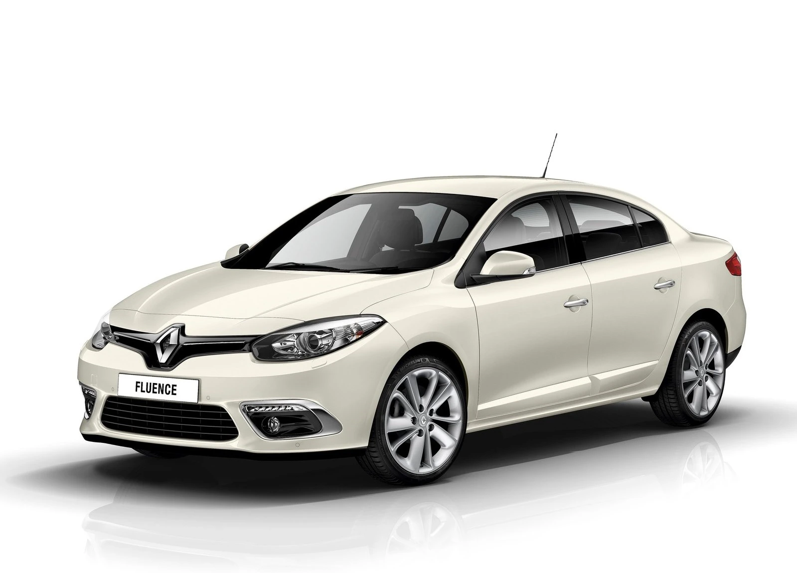 Weiße Limousine, Renault Fluence, schräg von vorne fotografiert, mit silbernen Felgen, vor weißem Hintergrund.