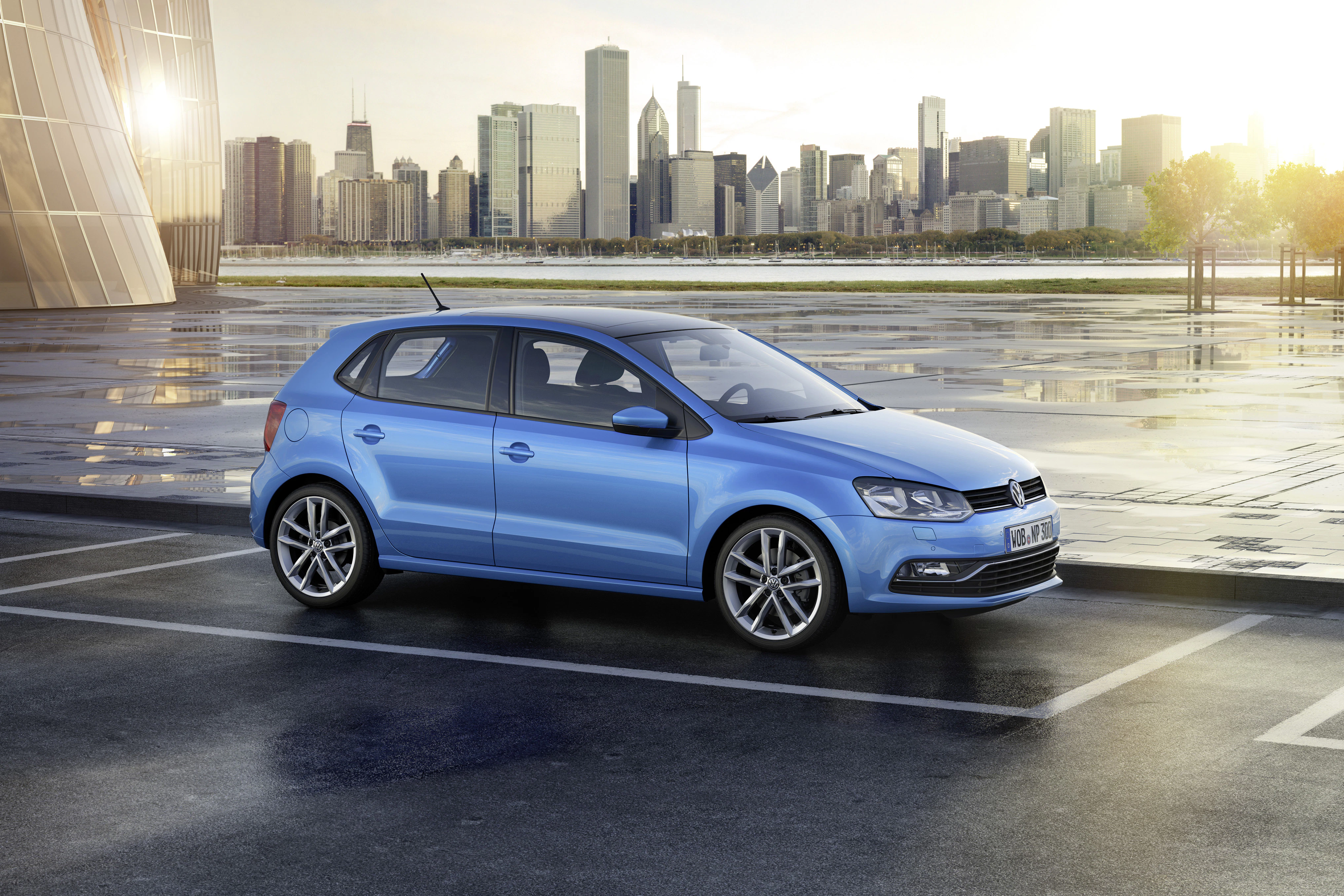 VW Polo 6R Facelift Fünftürer Aussenansicht Front schräg statisch blau