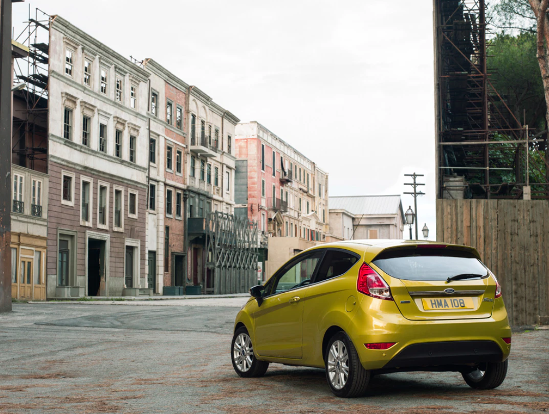 Ford Fiesta JA8 Dreitürer Ausenansicht Heck schräg statisch gold