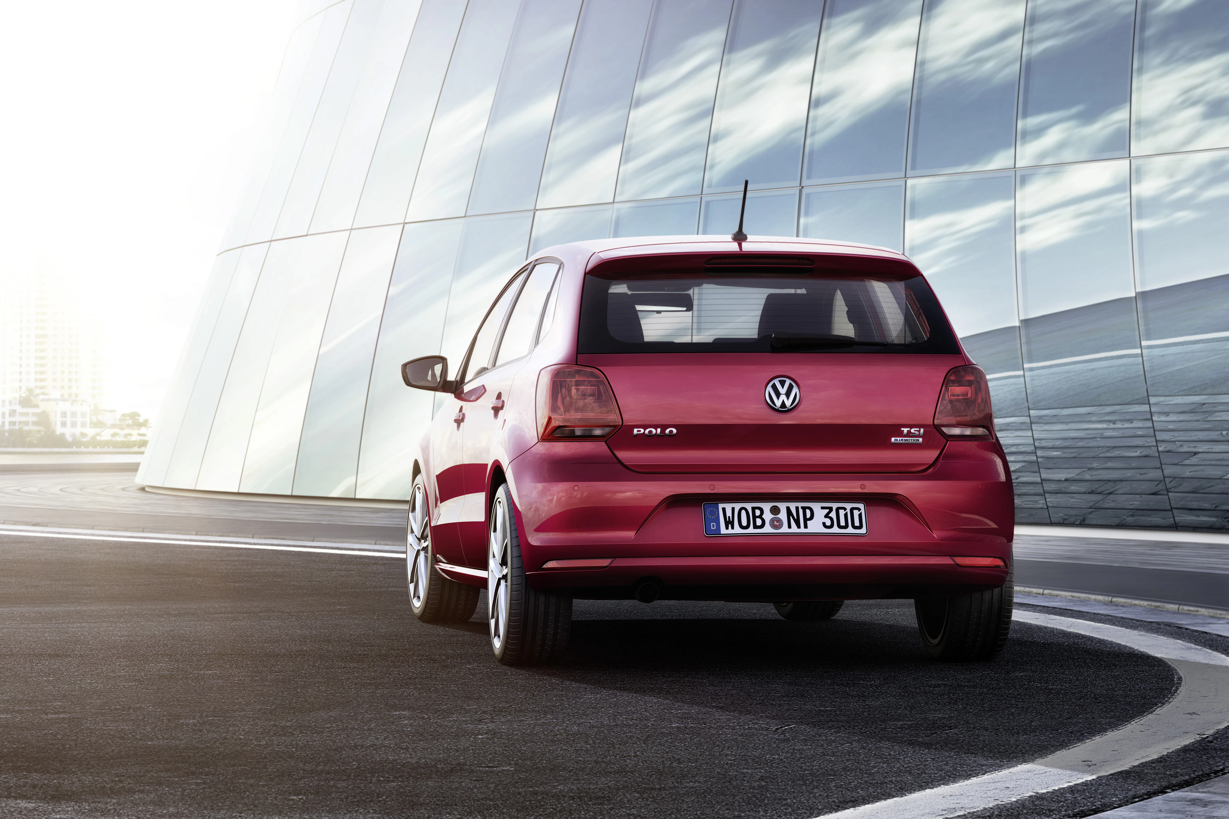 VW Polo 6R Facelift Fünftürer Aussenansicht Heck schräg statisch rot